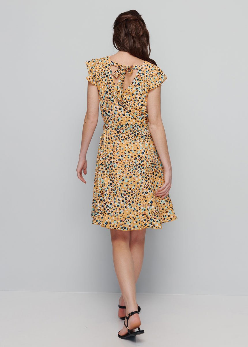 Vestido_con_volantes_y_estampado_de_piel_de_animal_Fondo_de_miel_DO1_slim