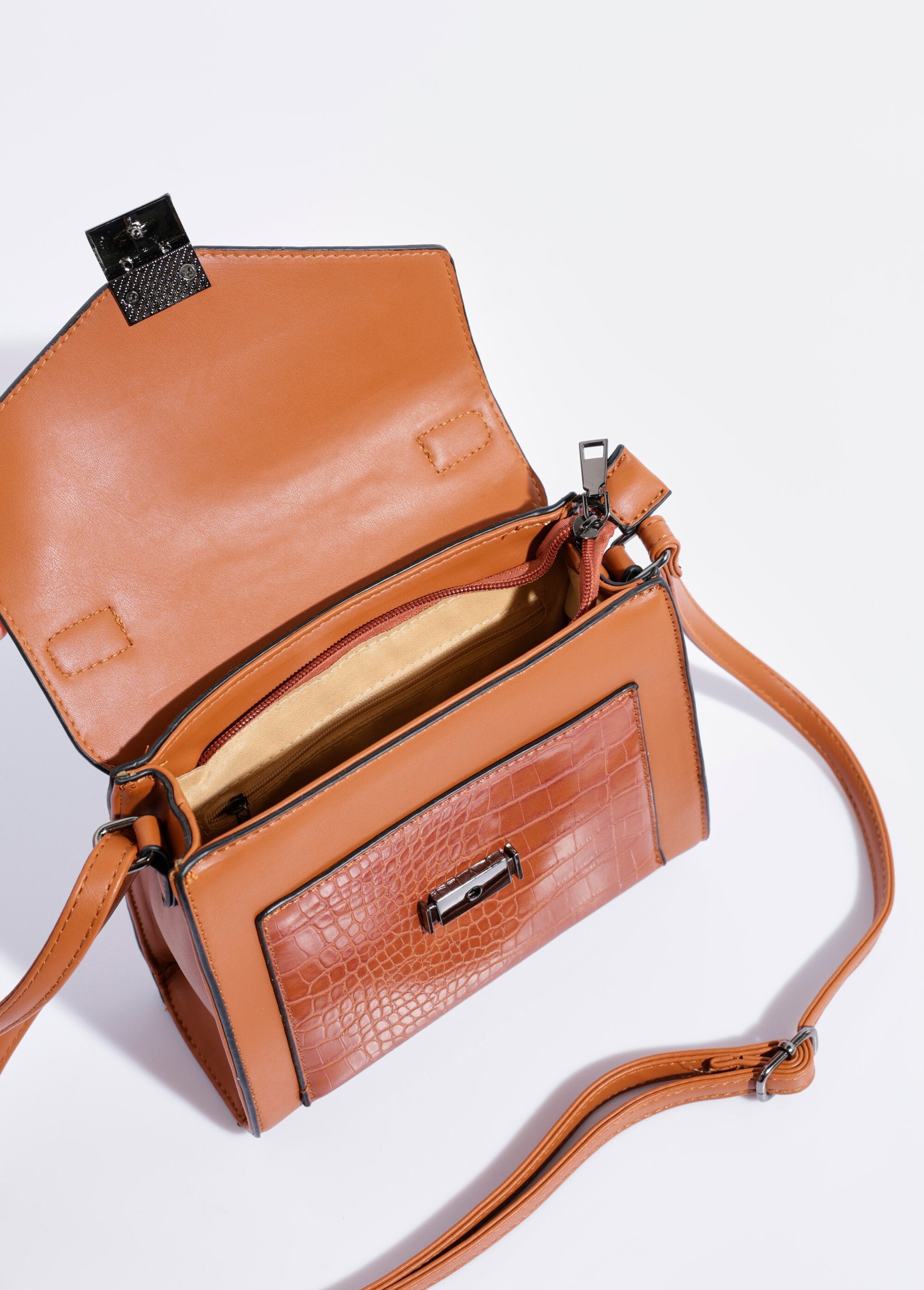 Bolso_de_mano_con_aspecto_de_reptil,_asa_corta_camello_DE1_slim