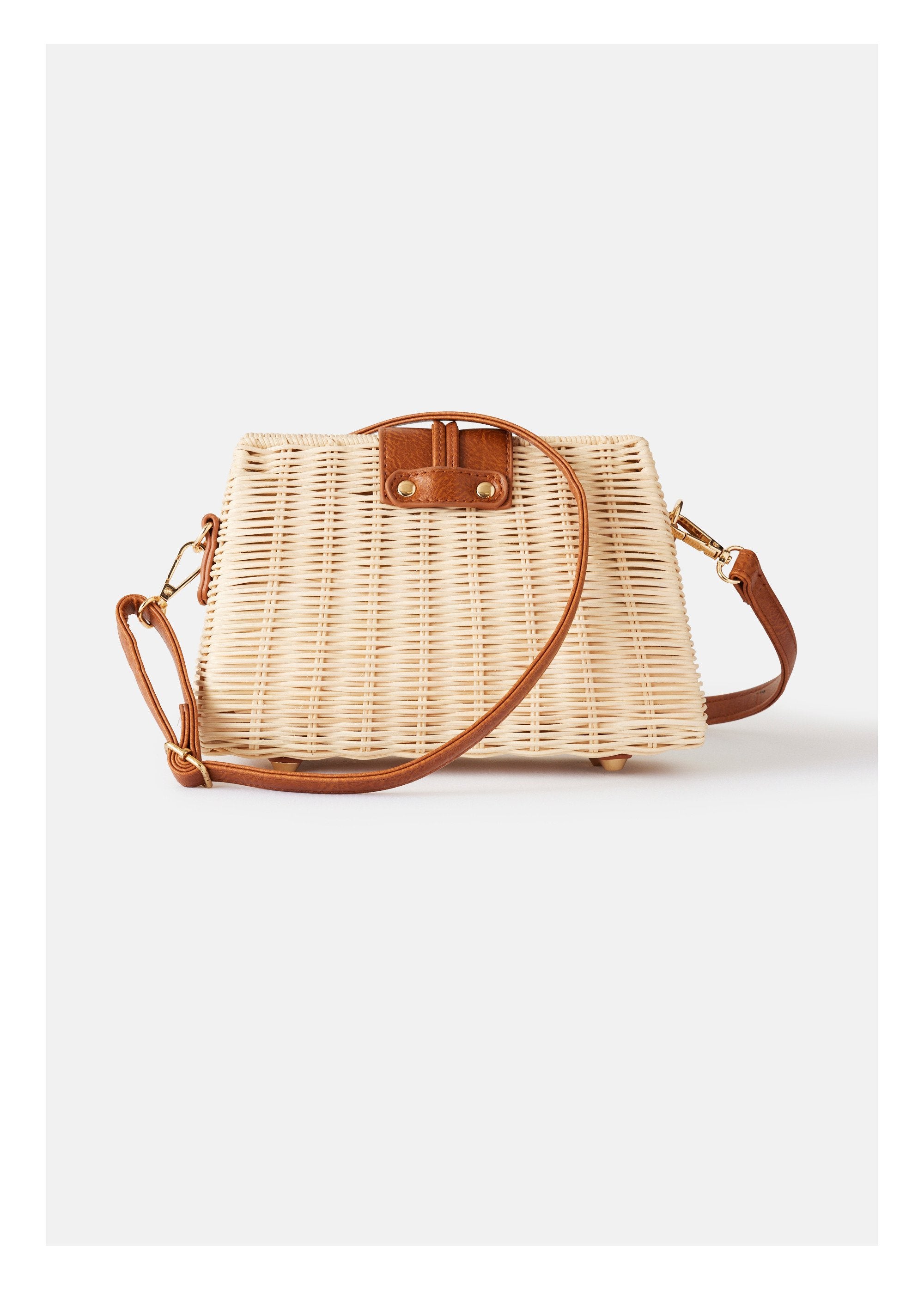 Bolso_bandolera_de_ratán_tejido_con_solapa_de_pedrería_Natural_y_marrón_DO1_slim