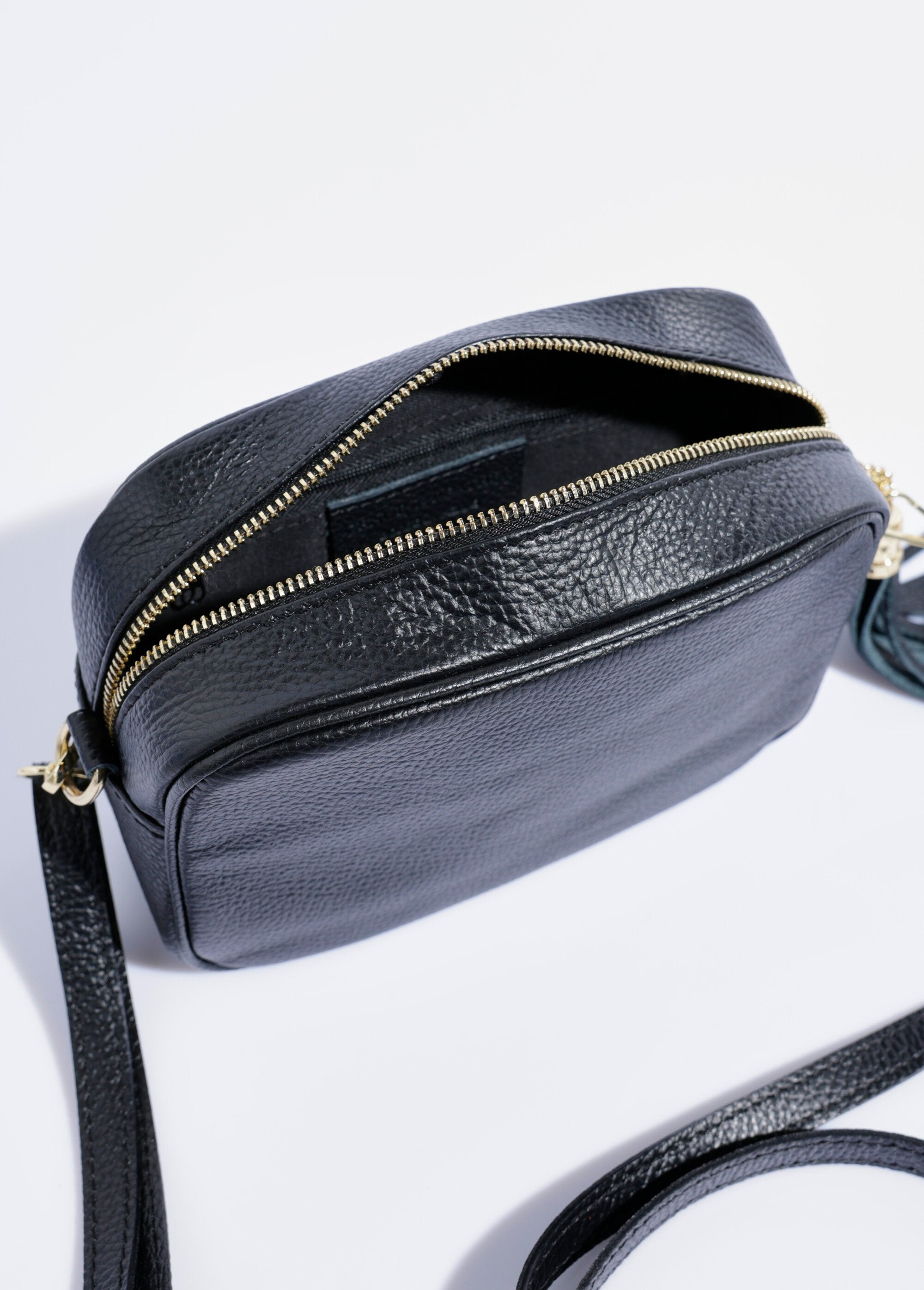 Bolso_de_piel_con_cremallera_y_bandolera_extraíble._Negro_DE2_slim