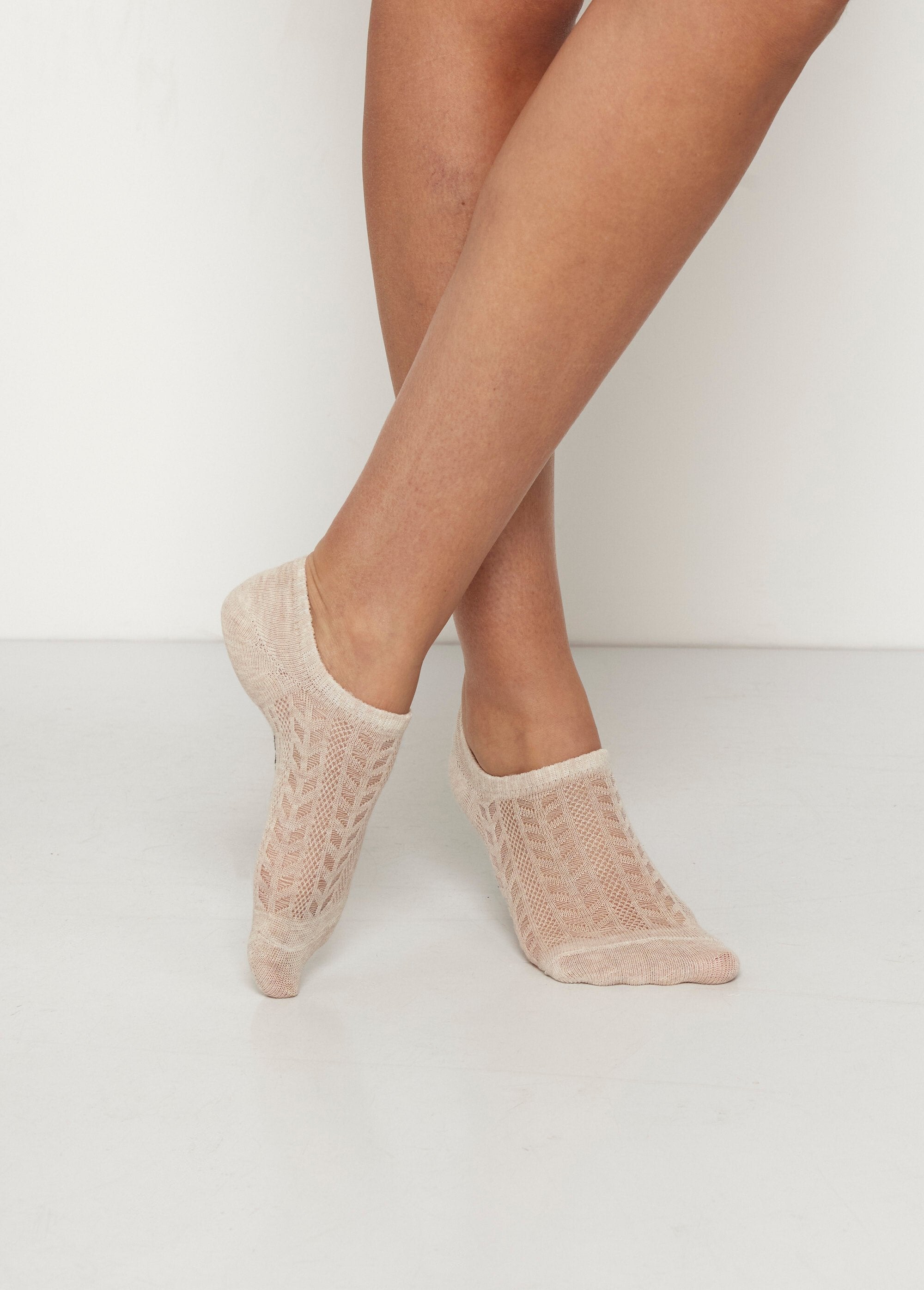 Calcetines_bajos_con_estampado_de_malla_oscura._Beige_surtido__DE1_slim