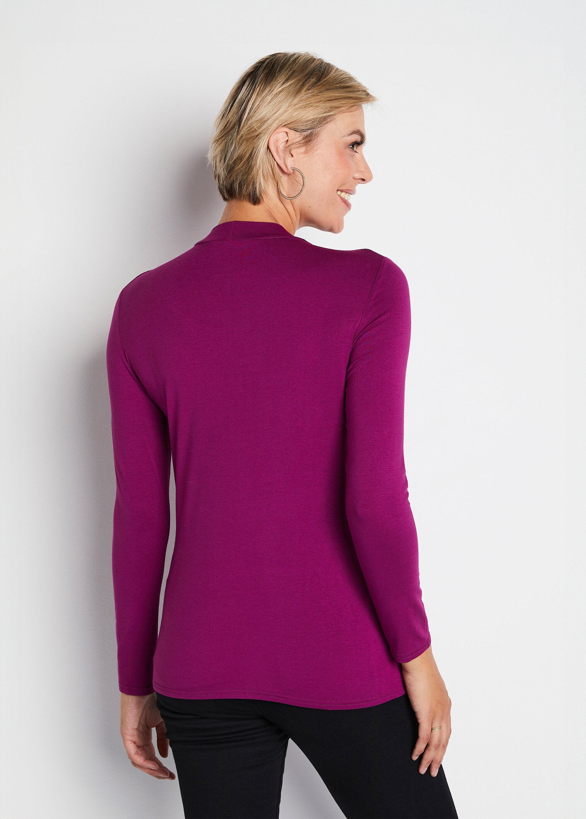 Camiseta_interior_elástica_con_cuello_alto_grosella_negra_simple_DO1_slim