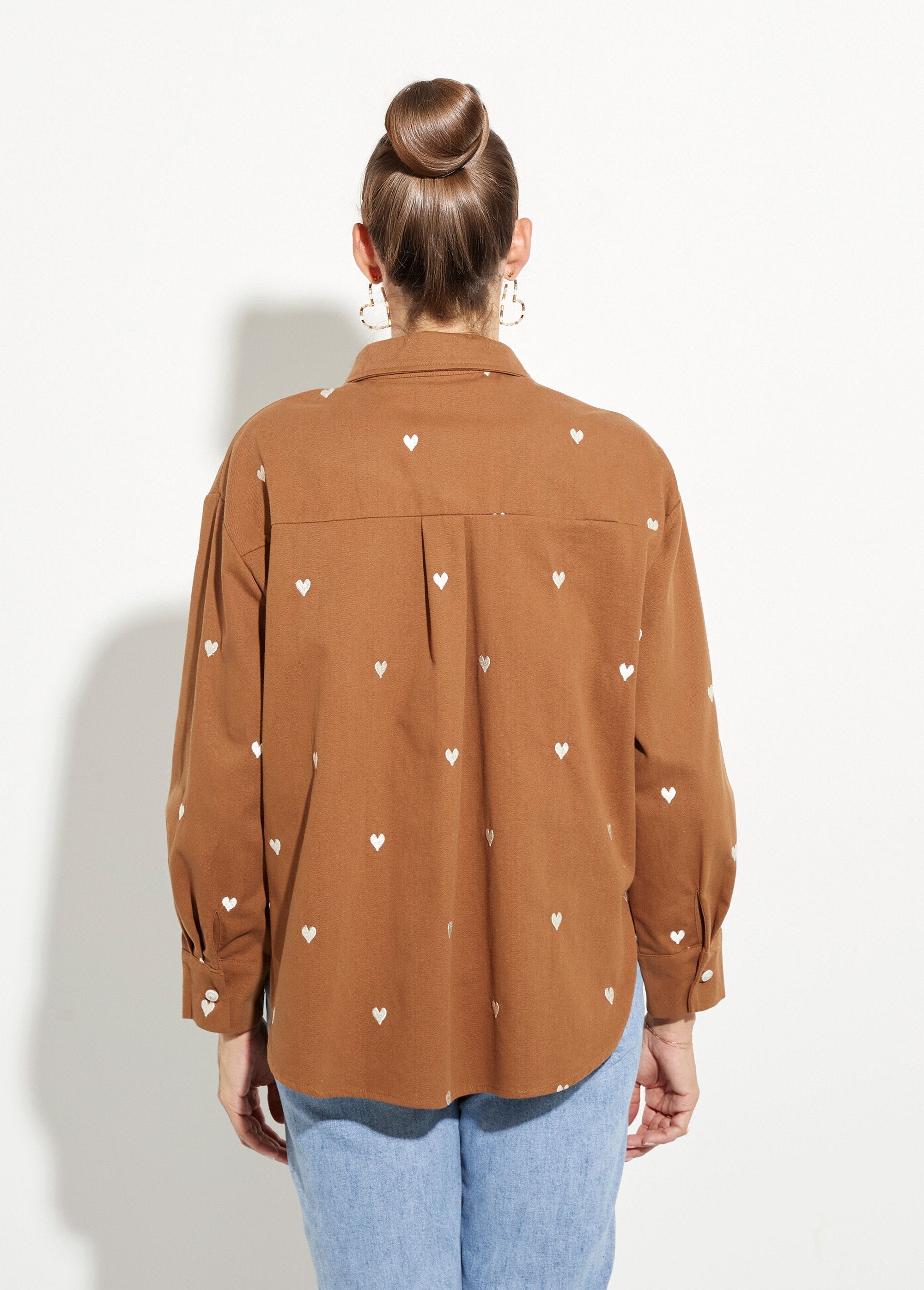 Sobrecamisa_de_sarga_con_corazones_bordados_camello_DO1_slim