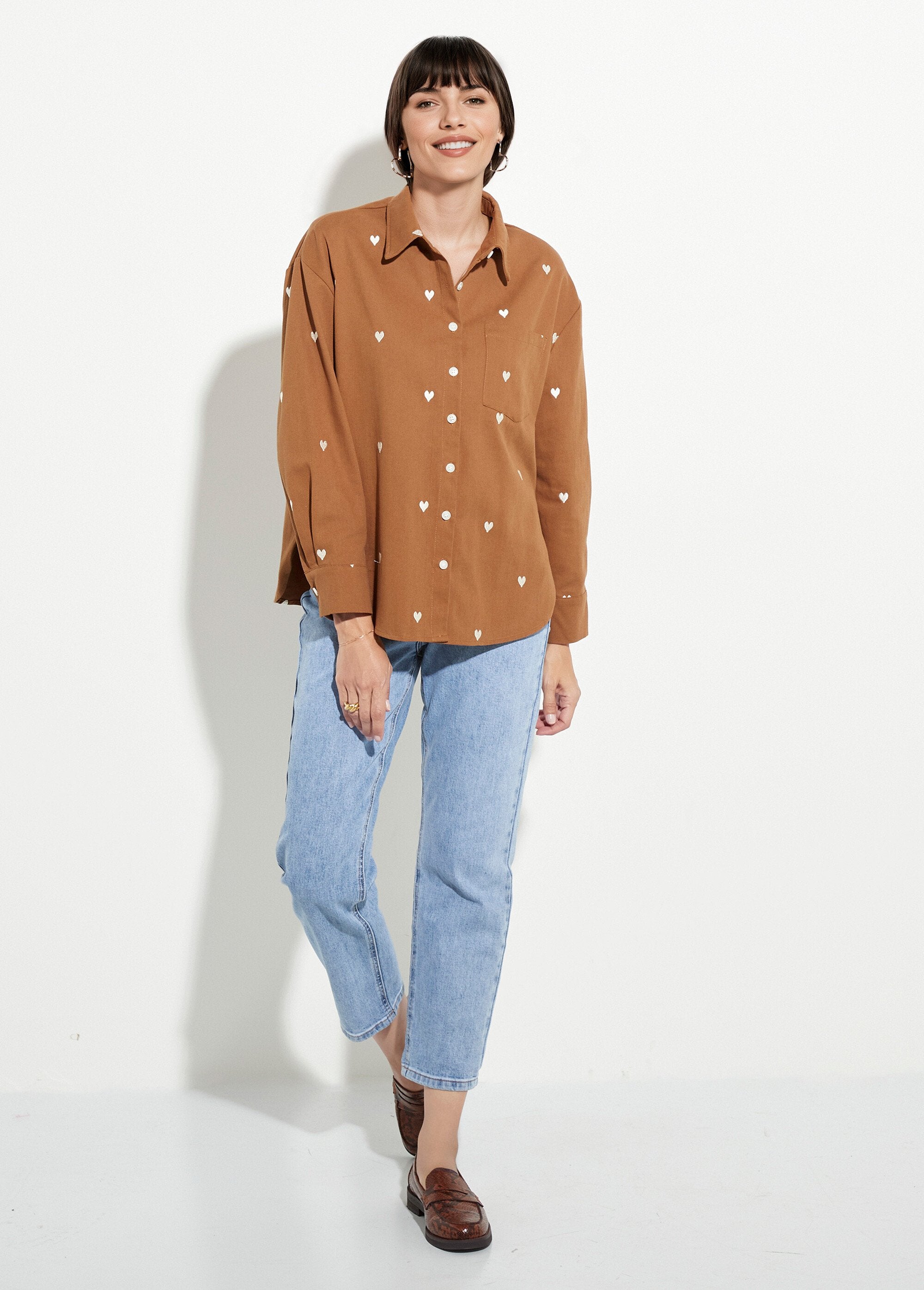 Sobrecamisa_de_sarga_con_corazones_bordados_camello_SF1_slim