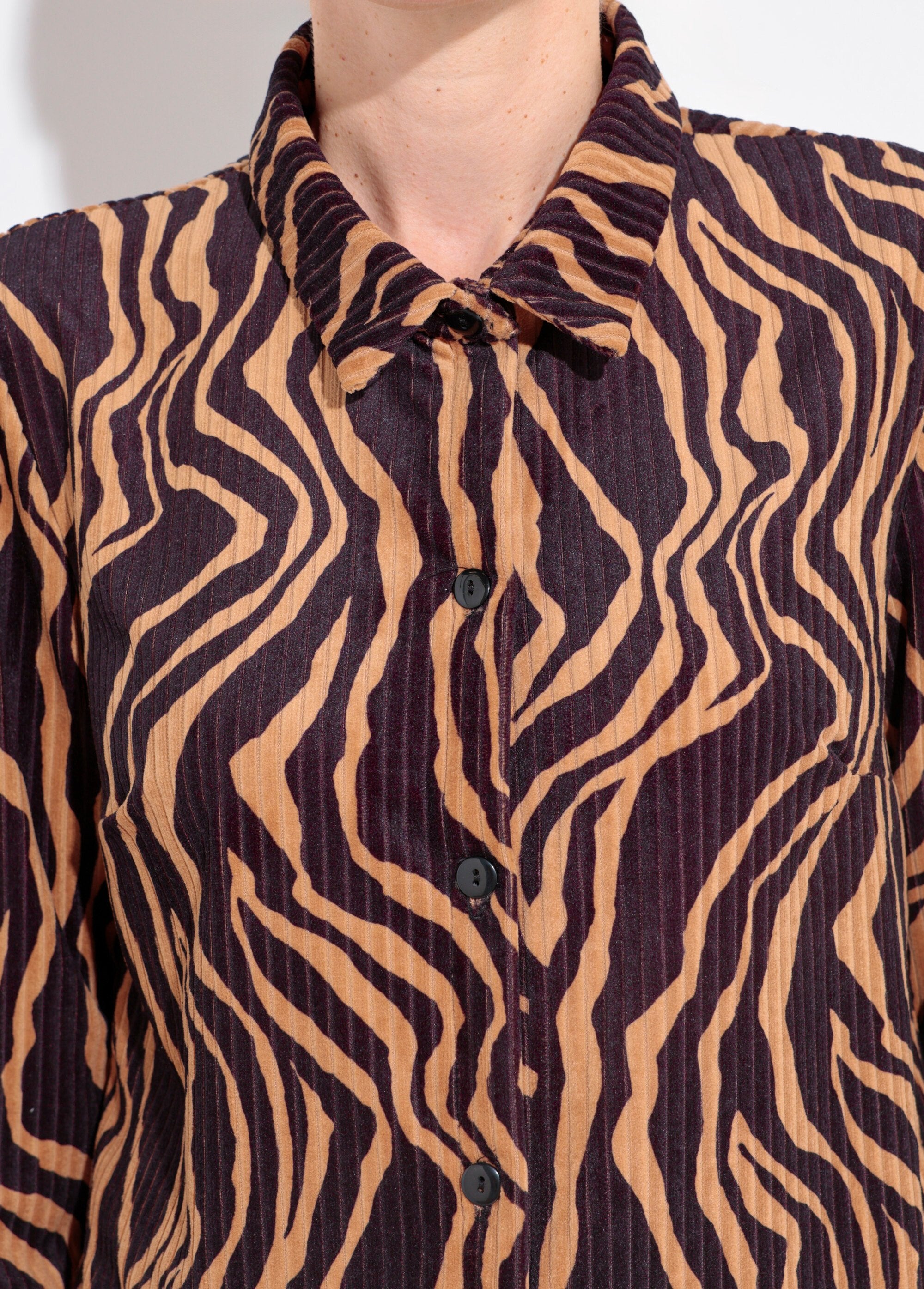 Sobrecamisa_de_pana_con_estampado_de_cebra_Negro_y_beige_DE1_slim
