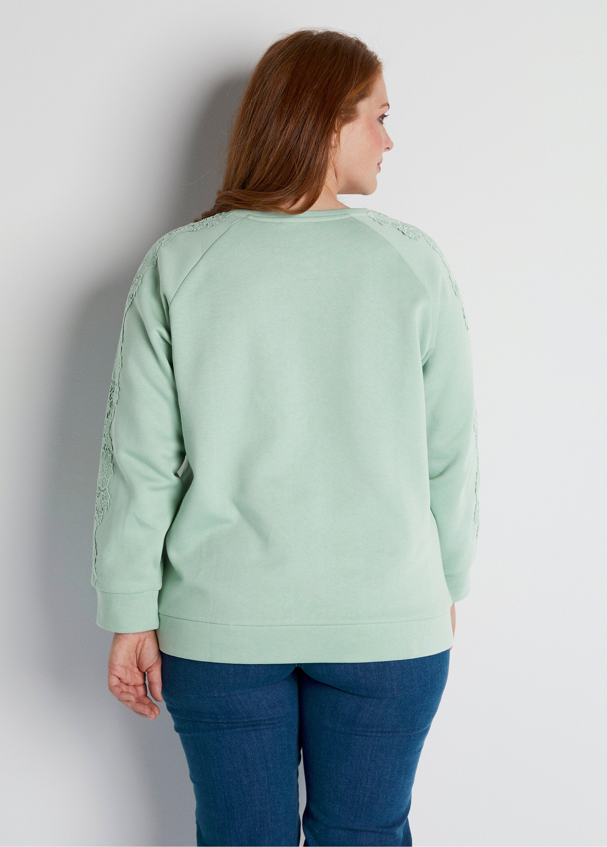 Sudadera_de_punto_con_cuello_redondo_y_encaje_agua_verde_DO1_curvy