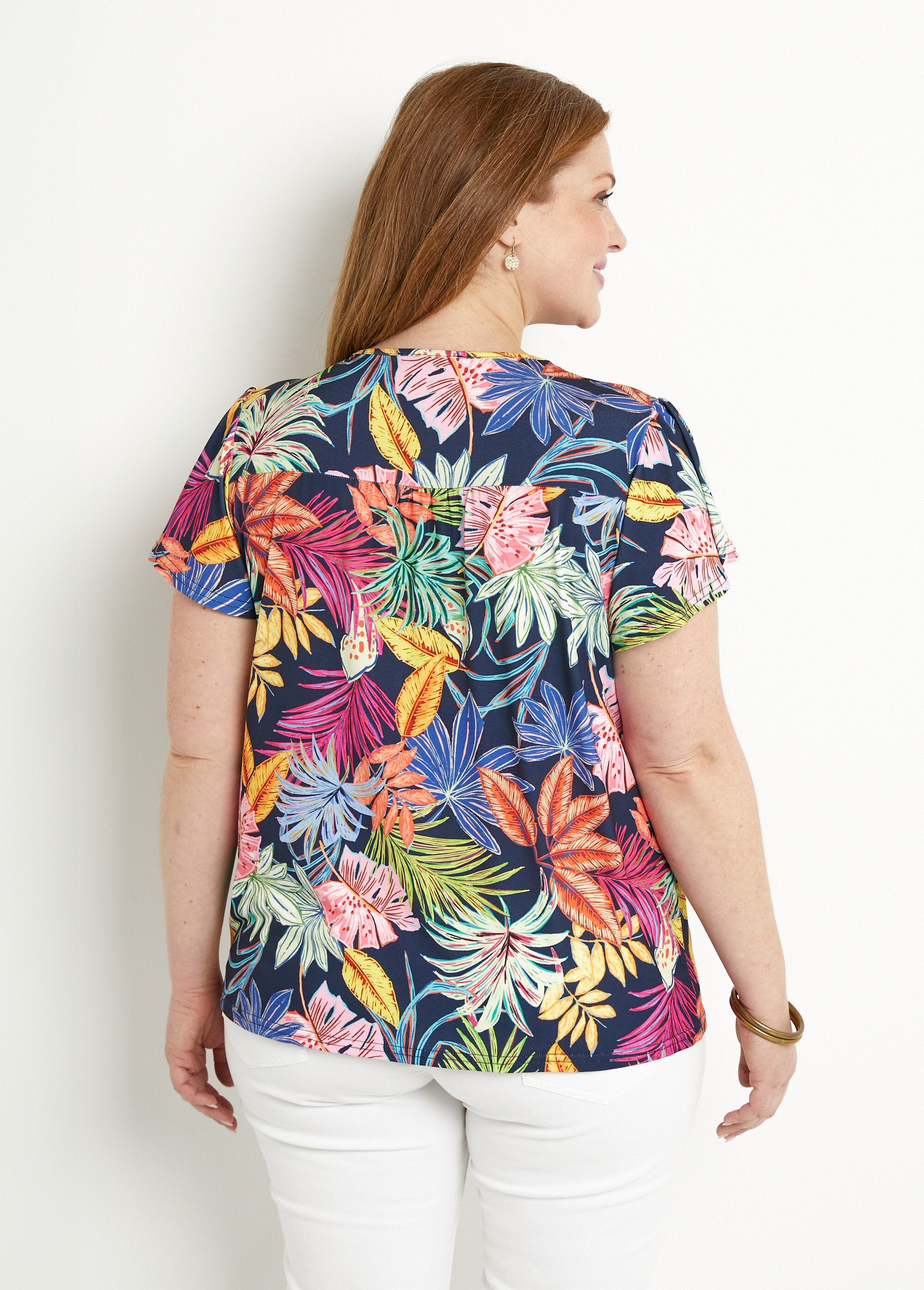 Camiseta_holgada_de_manga_corta_con_estampado_de_hojas_y_cuello_en_V_Azul_marino_y_rosa_DO1_curvy