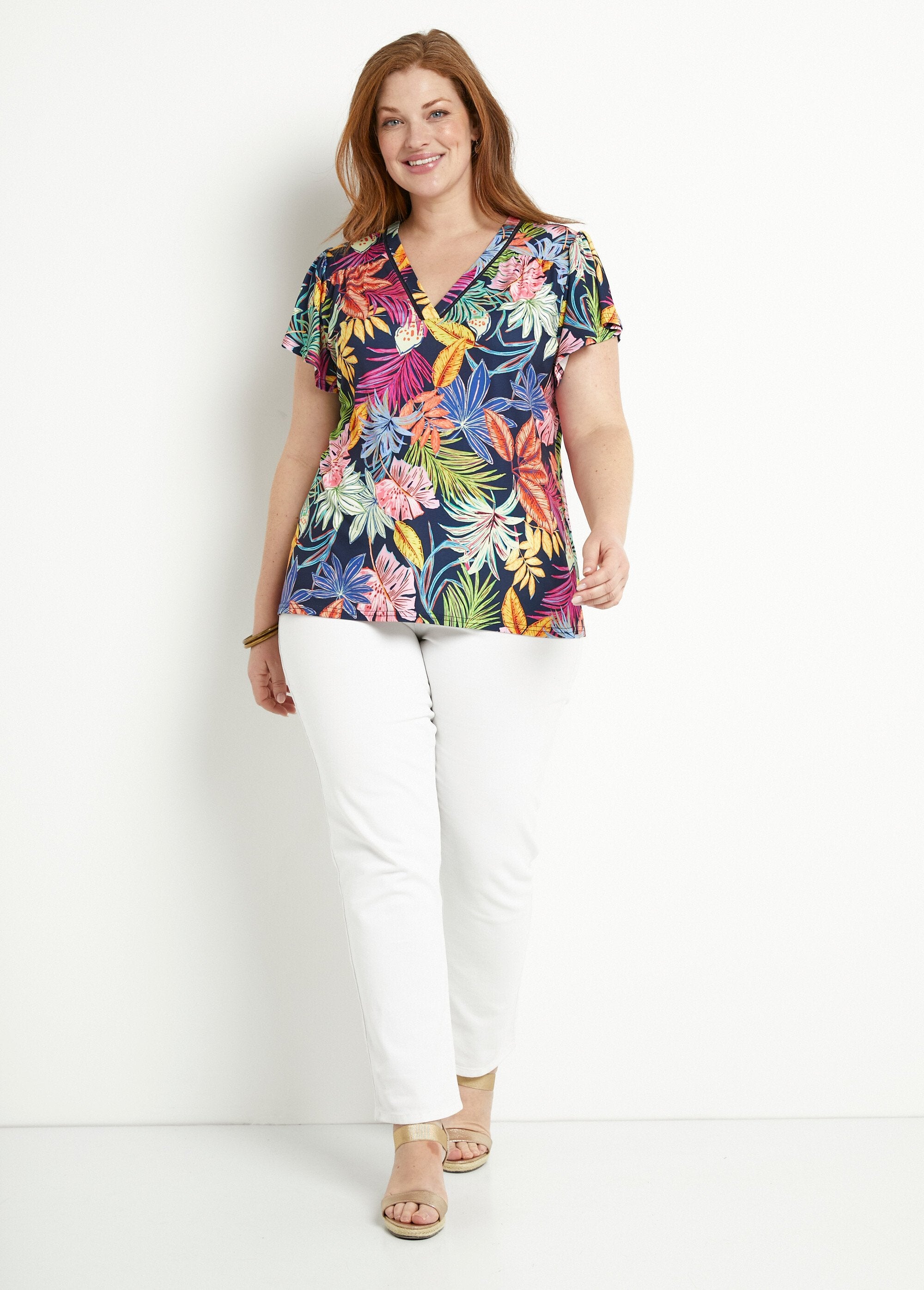 Camiseta_holgada_de_manga_corta_con_estampado_de_hojas_y_cuello_en_V_Azul_marino_y_rosa_SF1_curvy