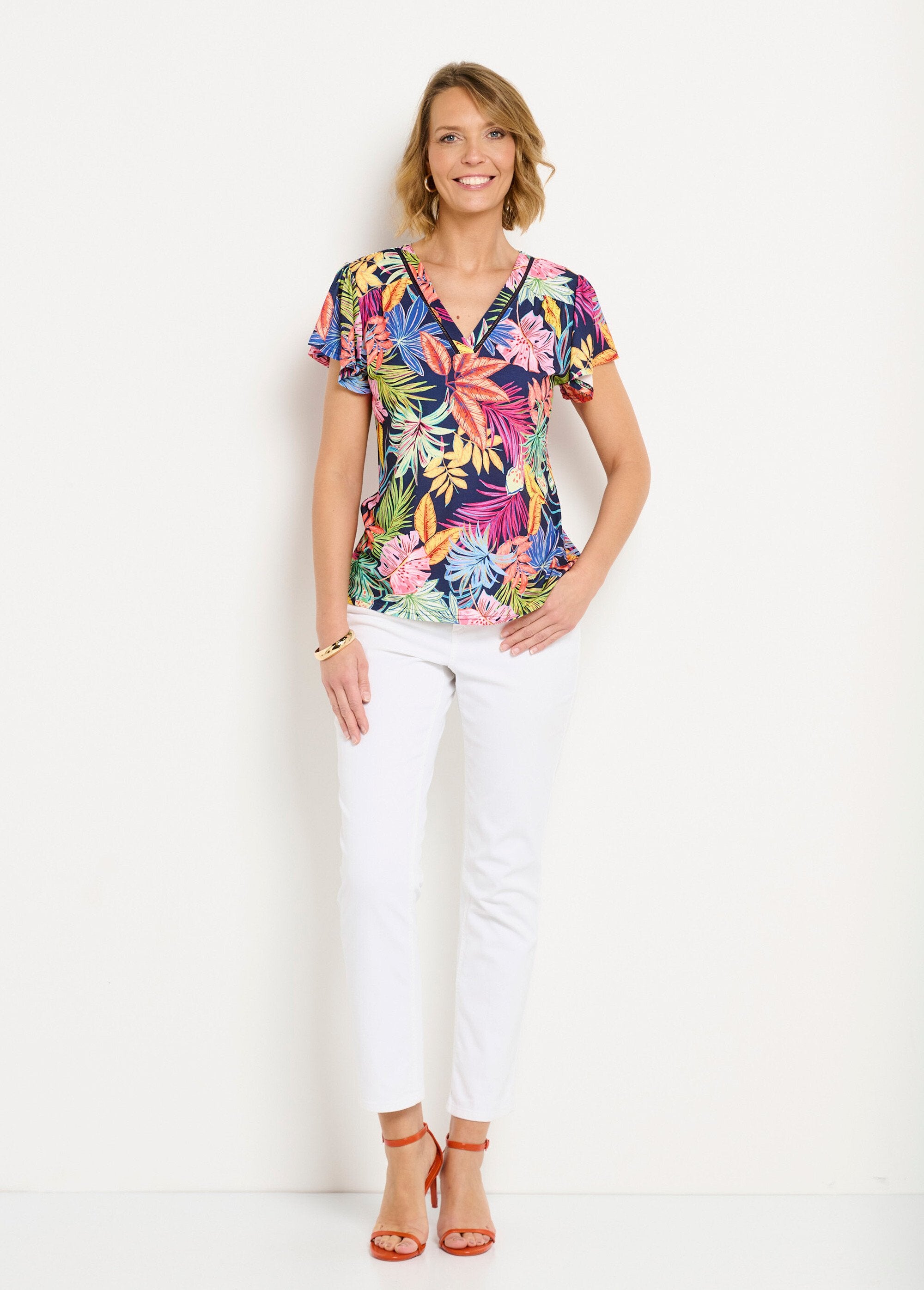 Camiseta_holgada_de_manga_corta_con_estampado_de_hojas_y_cuello_en_V_Azul_marino_y_rosa_SF1_slim