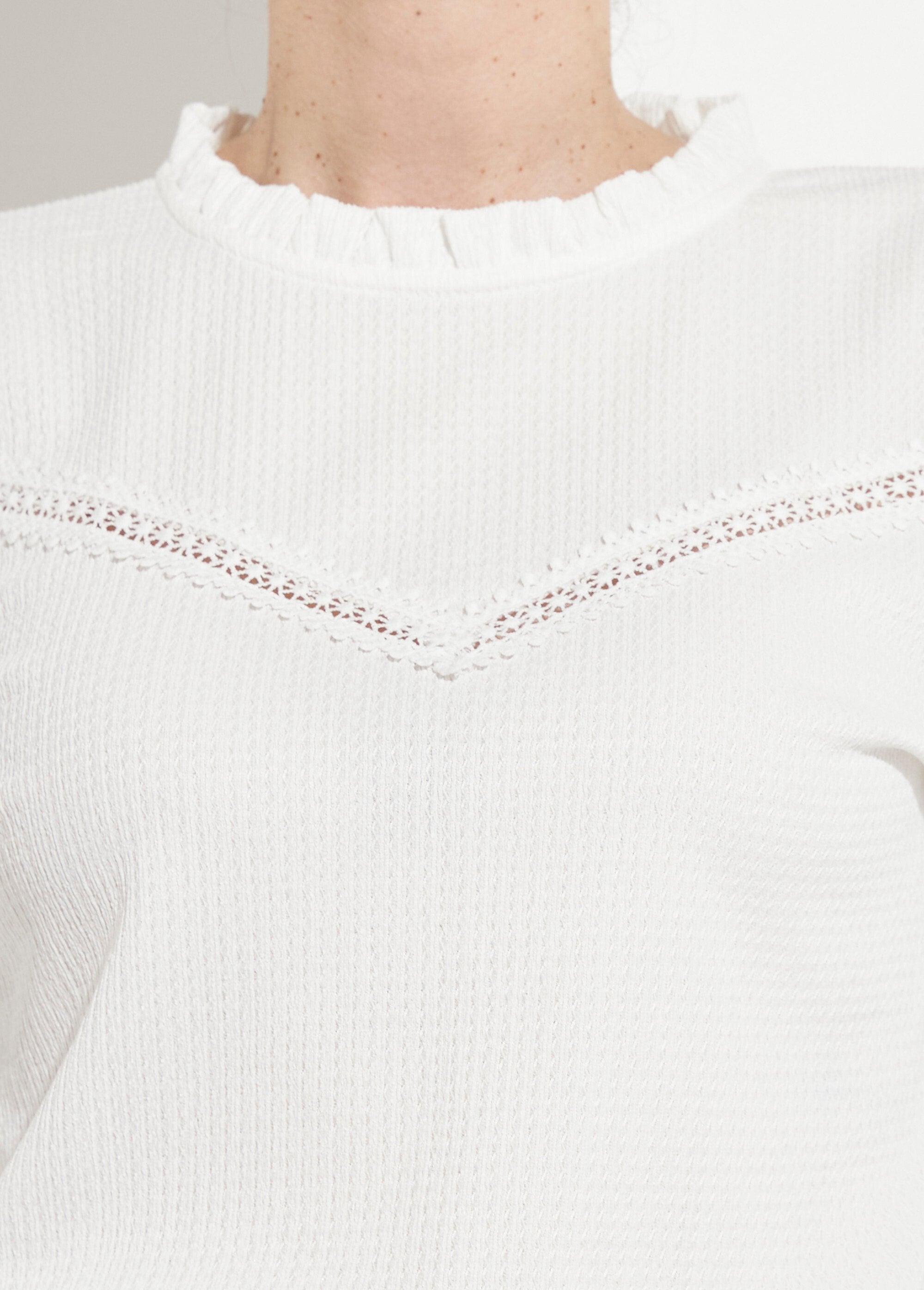 Camiseta_blanca_con_cuello_con_volantes_y_punto_gofre_Blanco,_Blanca_DE2_slim
