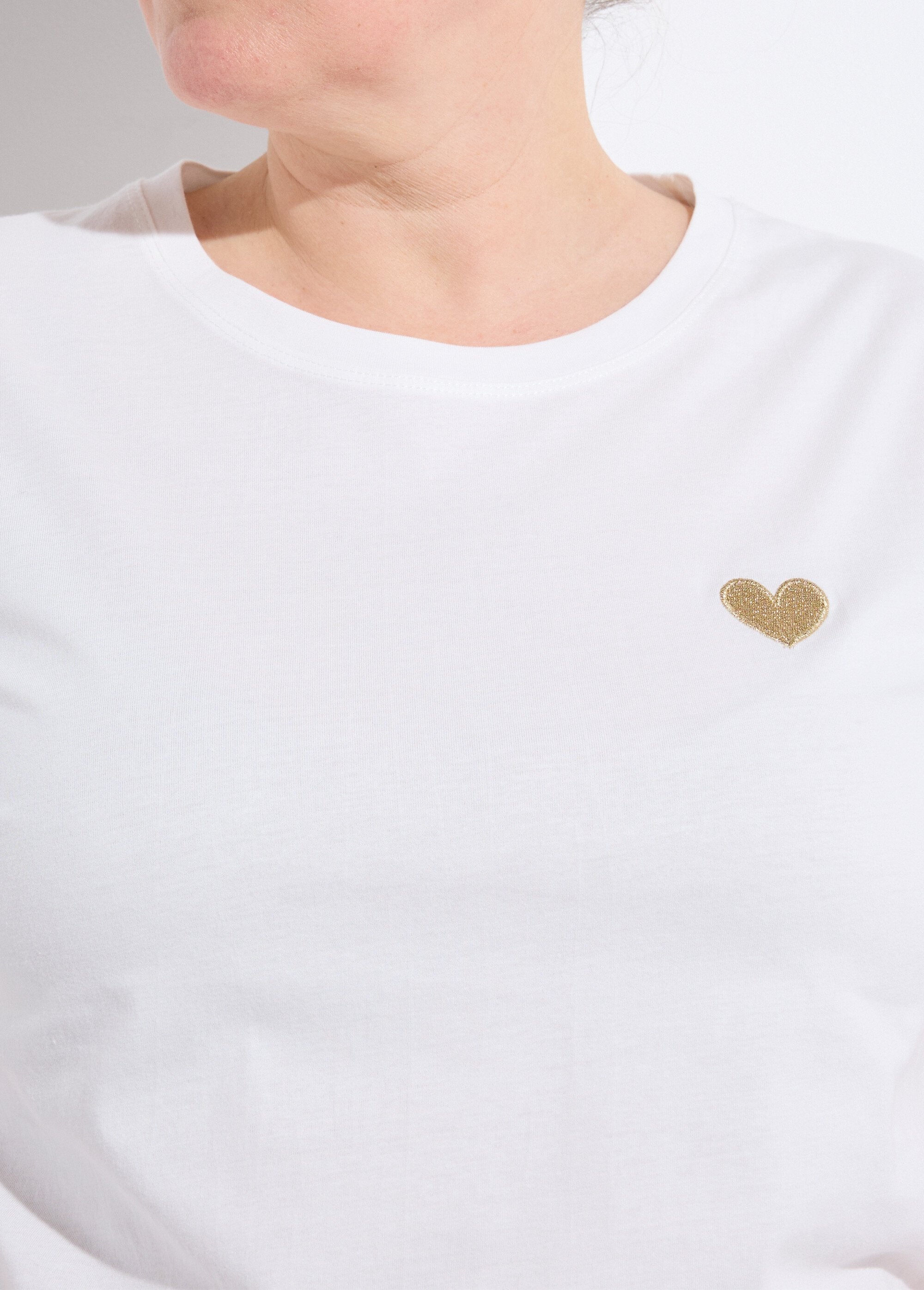 Camiseta_de_cuello_redondo_con_bordado_de_corazón_Blanco_y_dorado_DE1_curvy