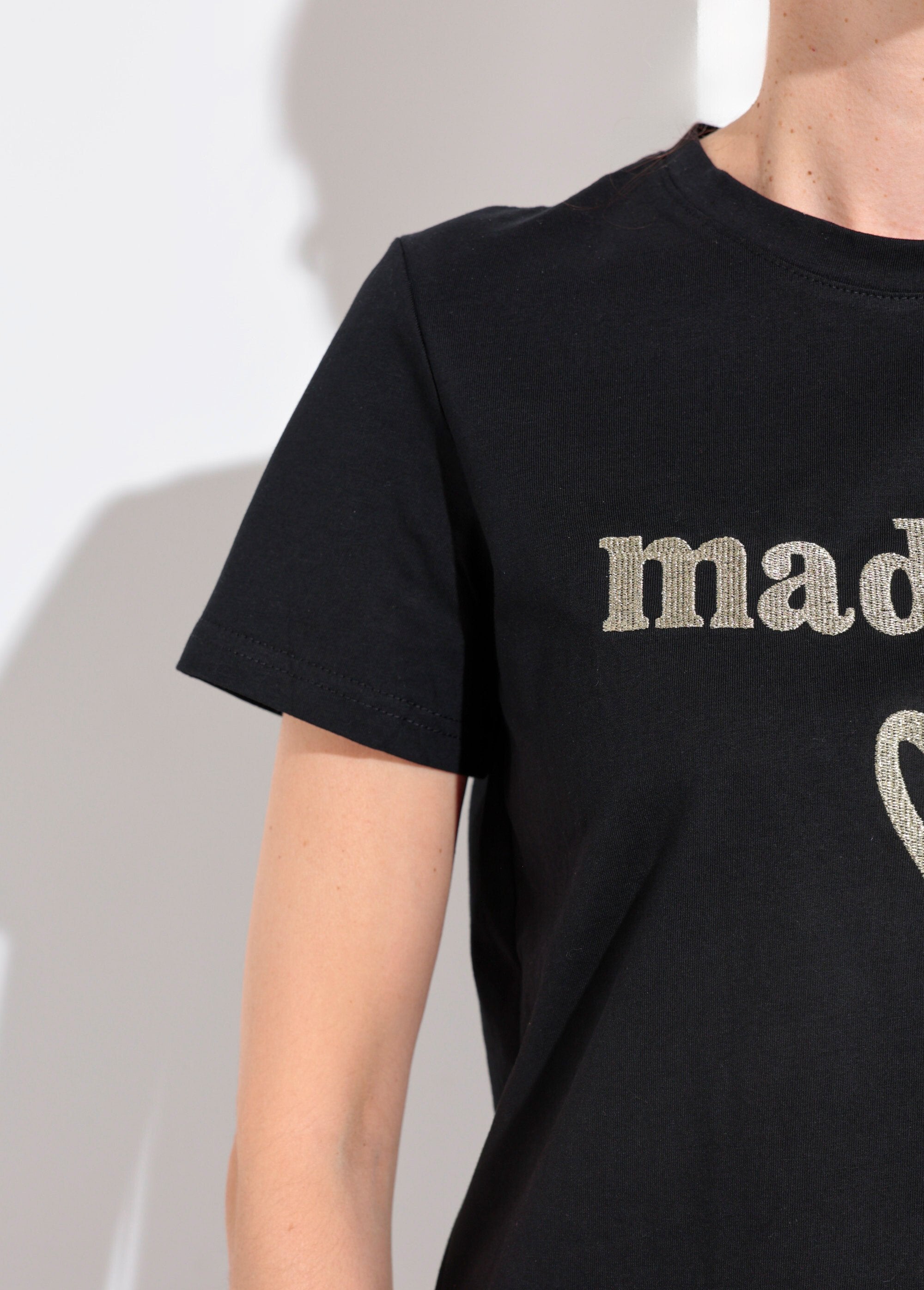 Camiseta_de_cuello_redondo_con_bordado_metalizado_Madame_Negro_DE2_slim