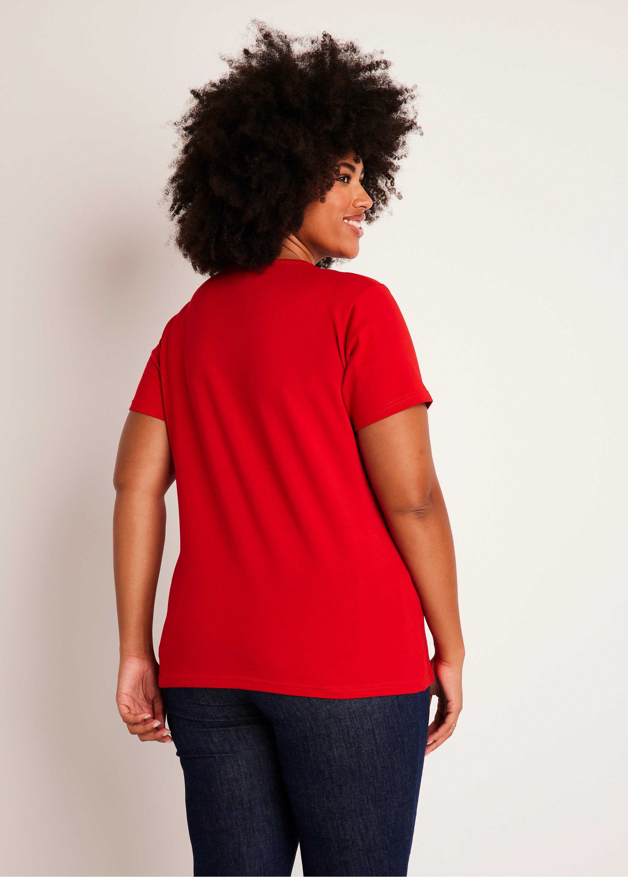 Camiseta_calada_bordada_con_cuello_en_V_Rojo_DO1_curvy