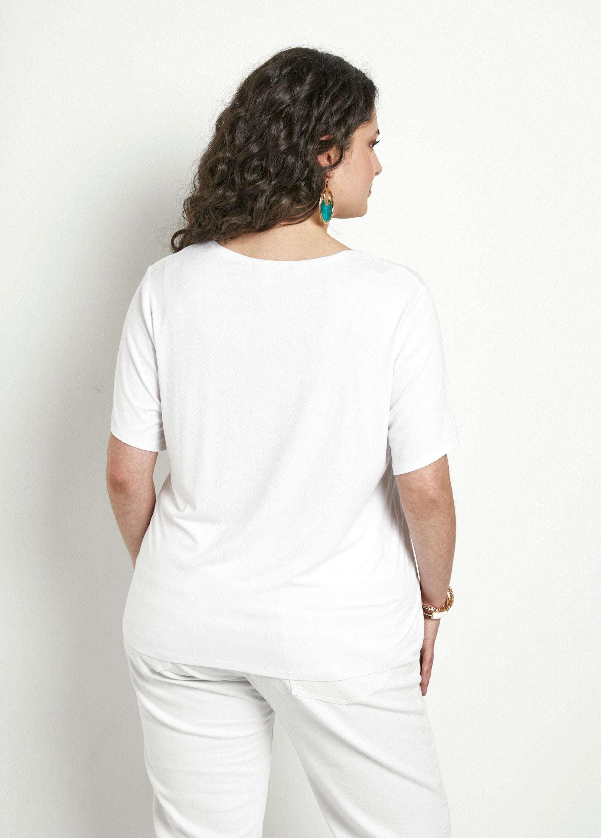 Camiseta_corta_blanca_con_estampado_de_manga_corta._Fondo_blanco_DO1_curvy