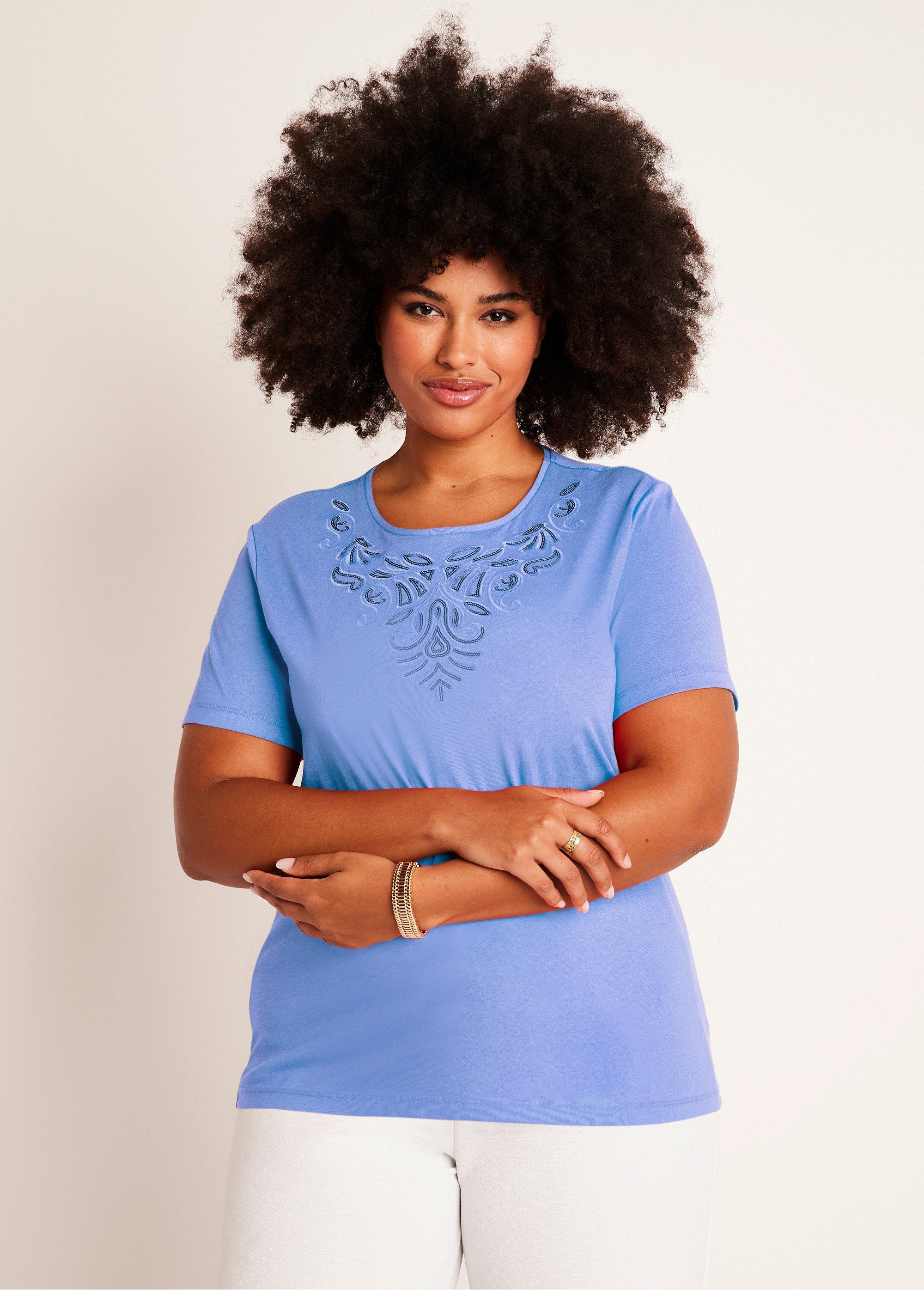 Camiseta_cropped_bordada_de_manga_corta_Azul_FA1_curvy