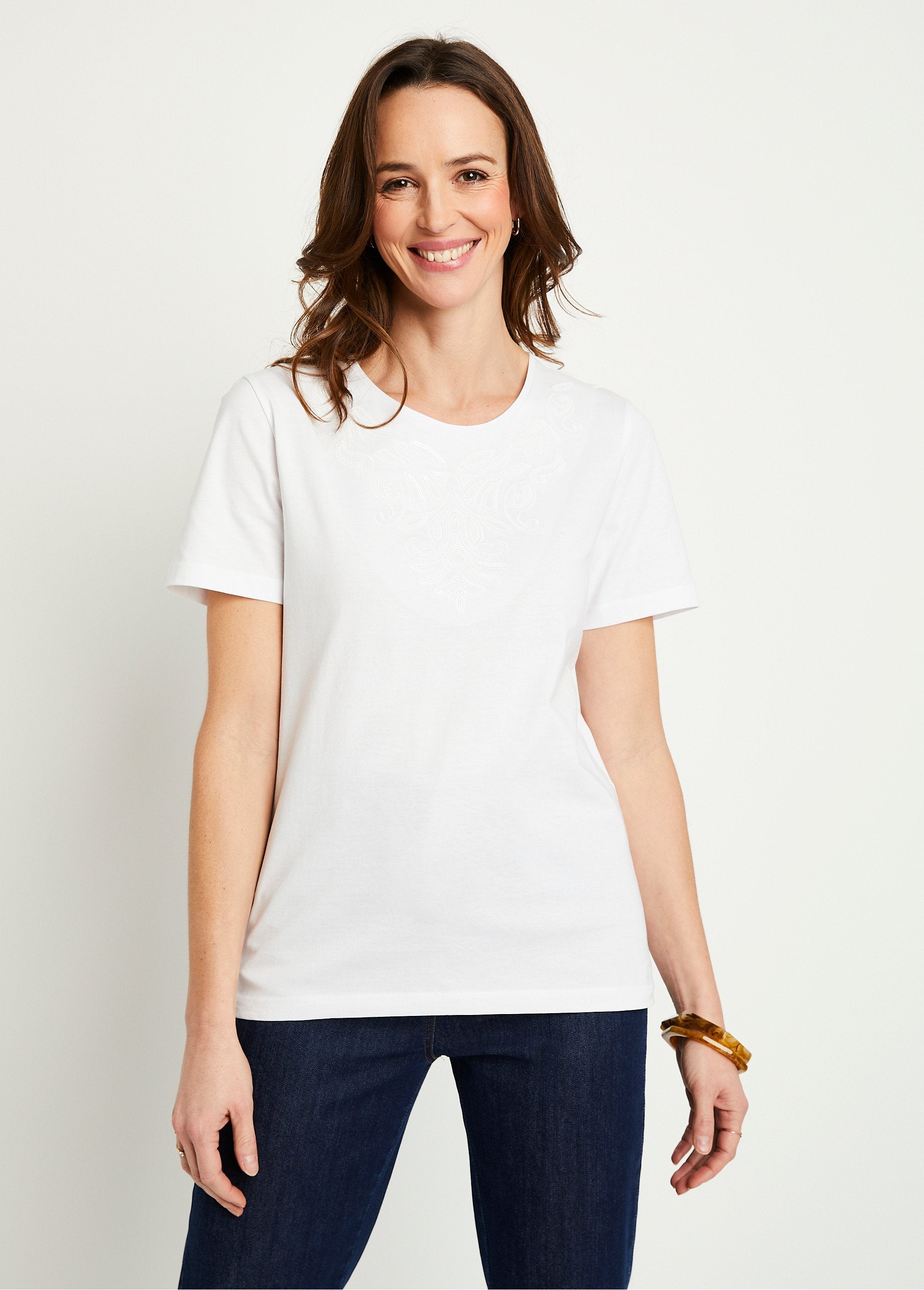 Camiseta_cropped_bordada_de_manga_corta_Blanco,_Blanca_FA1_slim