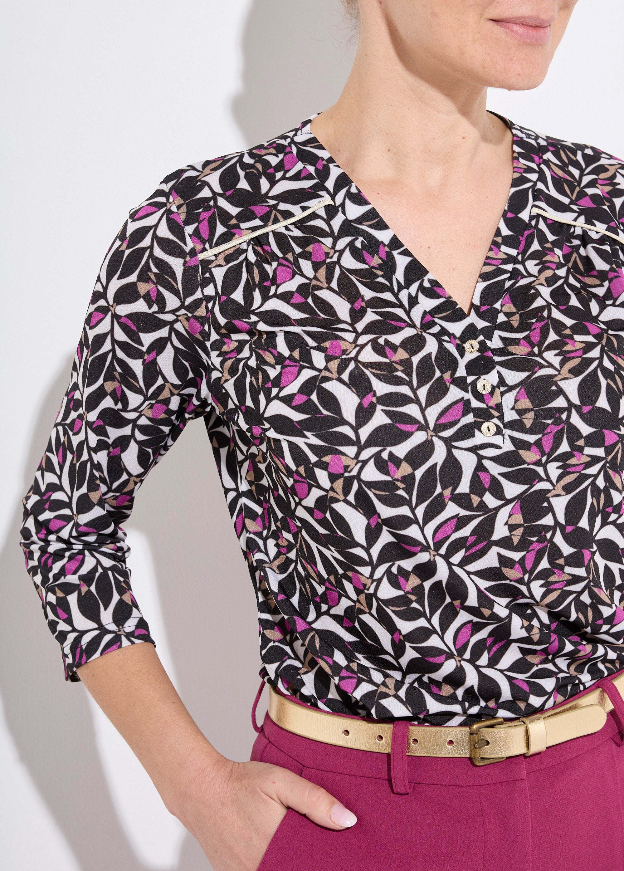 Camiseta_corta_de_cuello_en_V_con_mangas_3/4_y_estampado_de_hojas_Crudo_y_rosa_DE1_slim