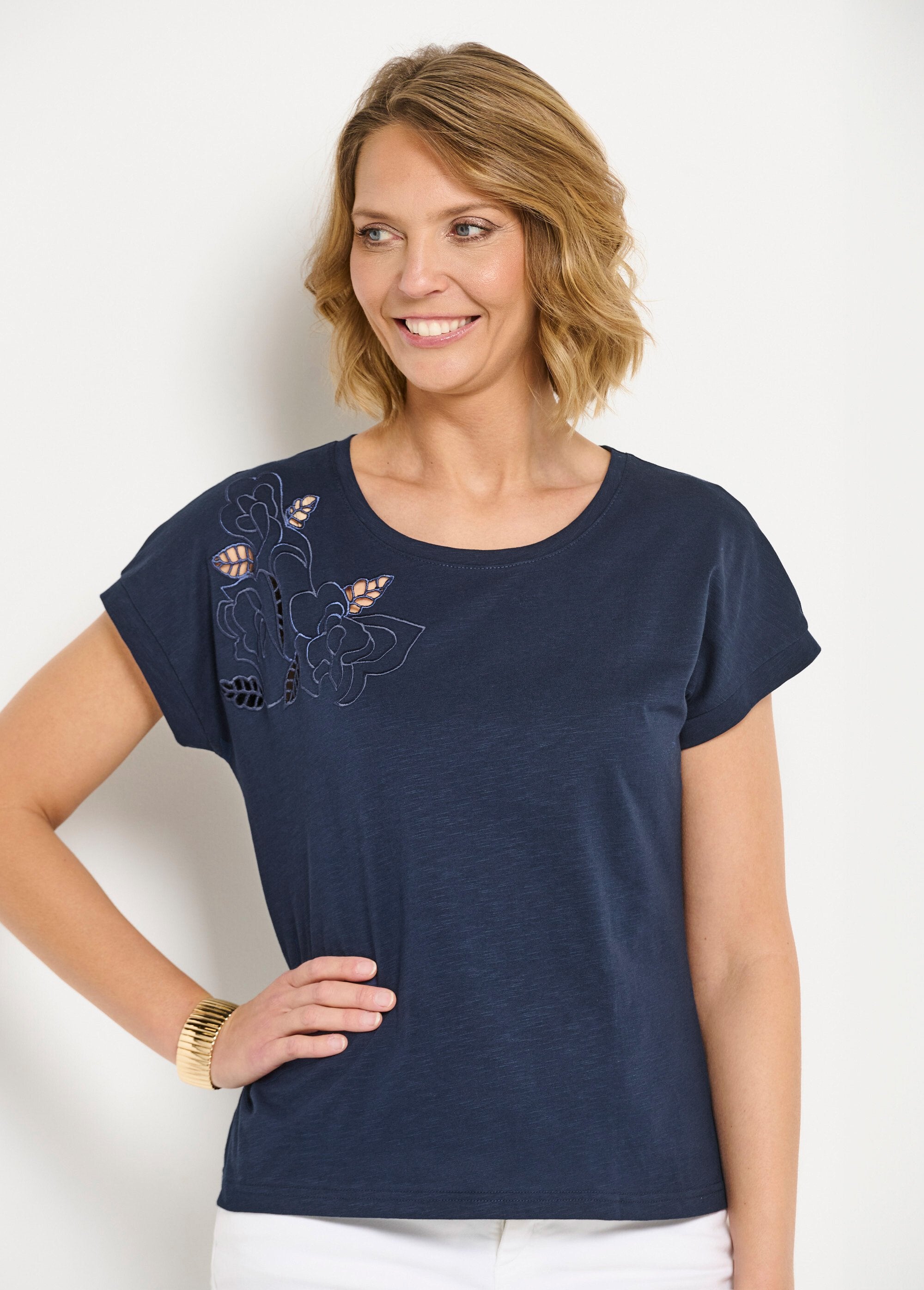 Camiseta_lisa_de_manga_corta_con_bordado_calado_Marina_DE1_slim