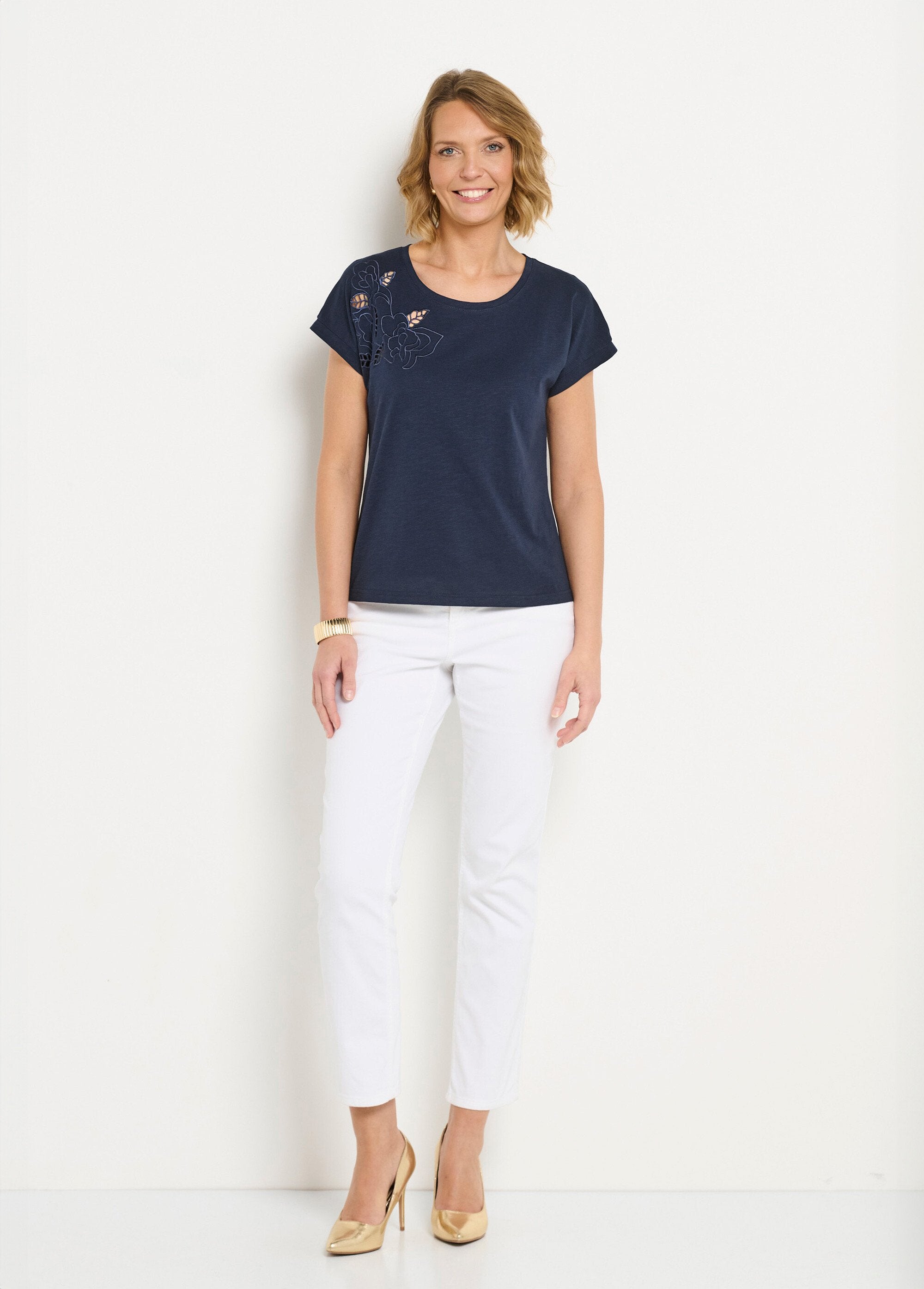 Camiseta_lisa_de_manga_corta_con_bordado_calado_Marina_SF1_slim