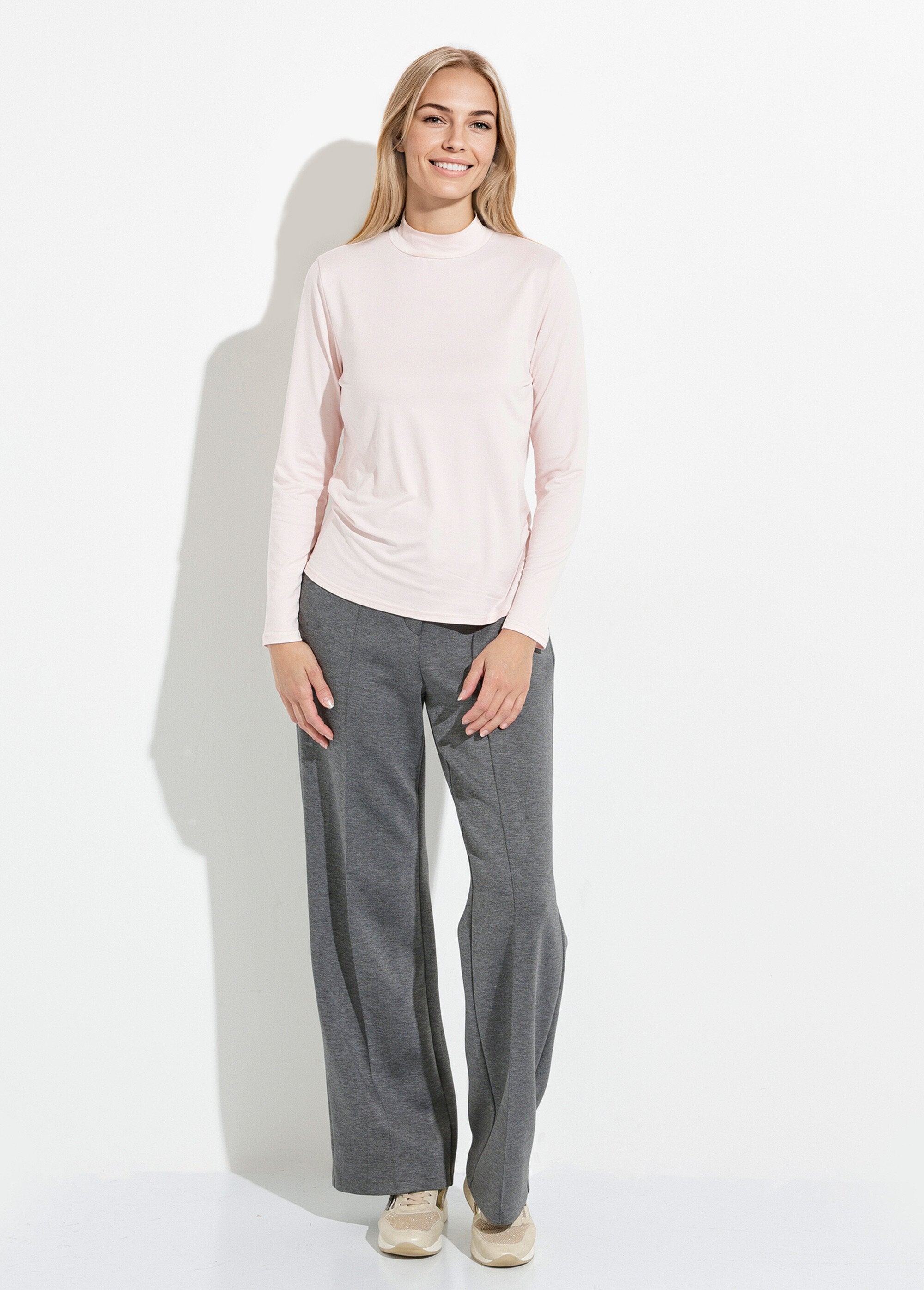 Camiseta_suave_de_manga_larga_y_cuello_alto._Pétalo_SF1_slim