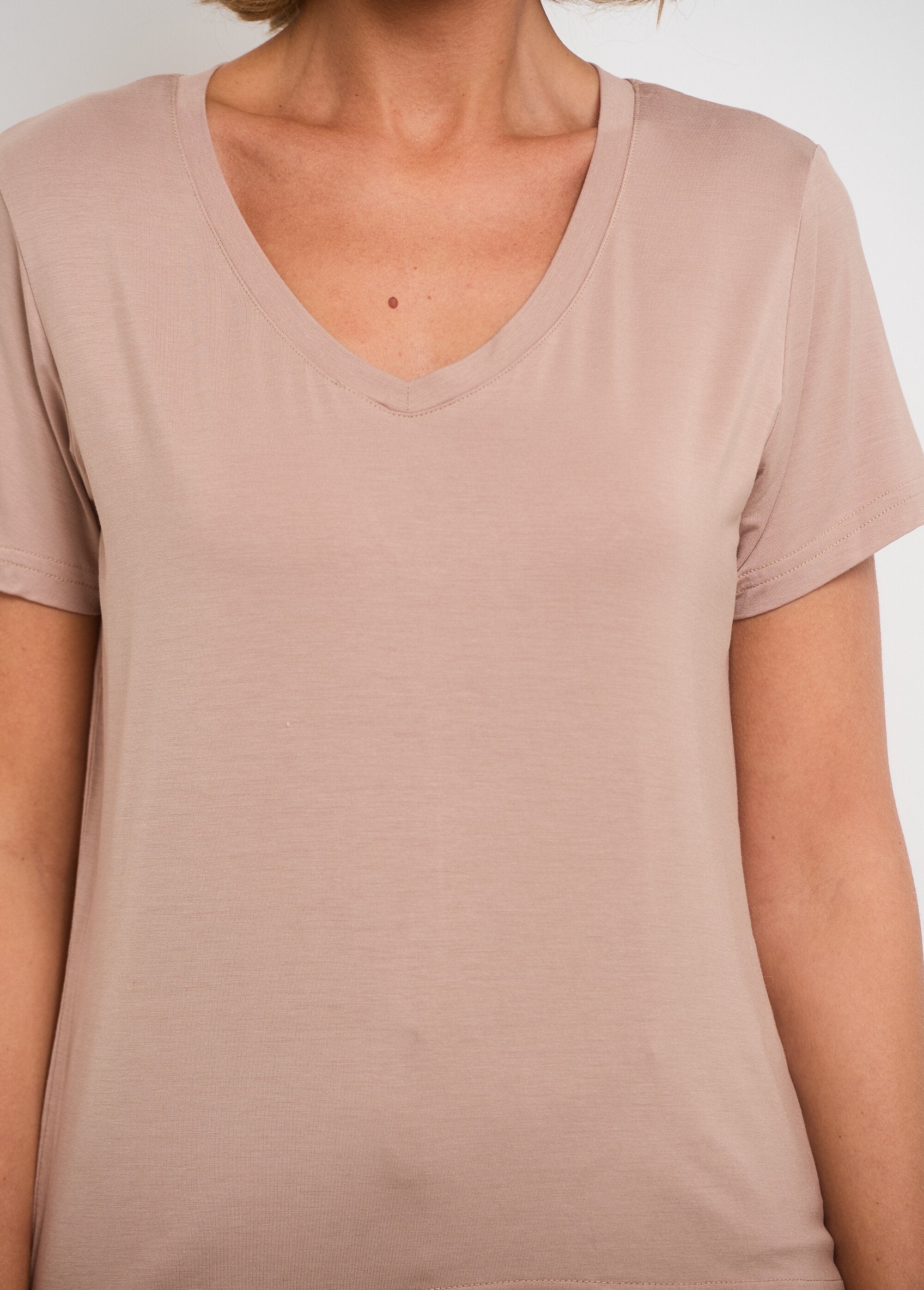 Camiseta_fluida_de_manga_corta_y_cuello_en_V_Lunar_DE2_slim