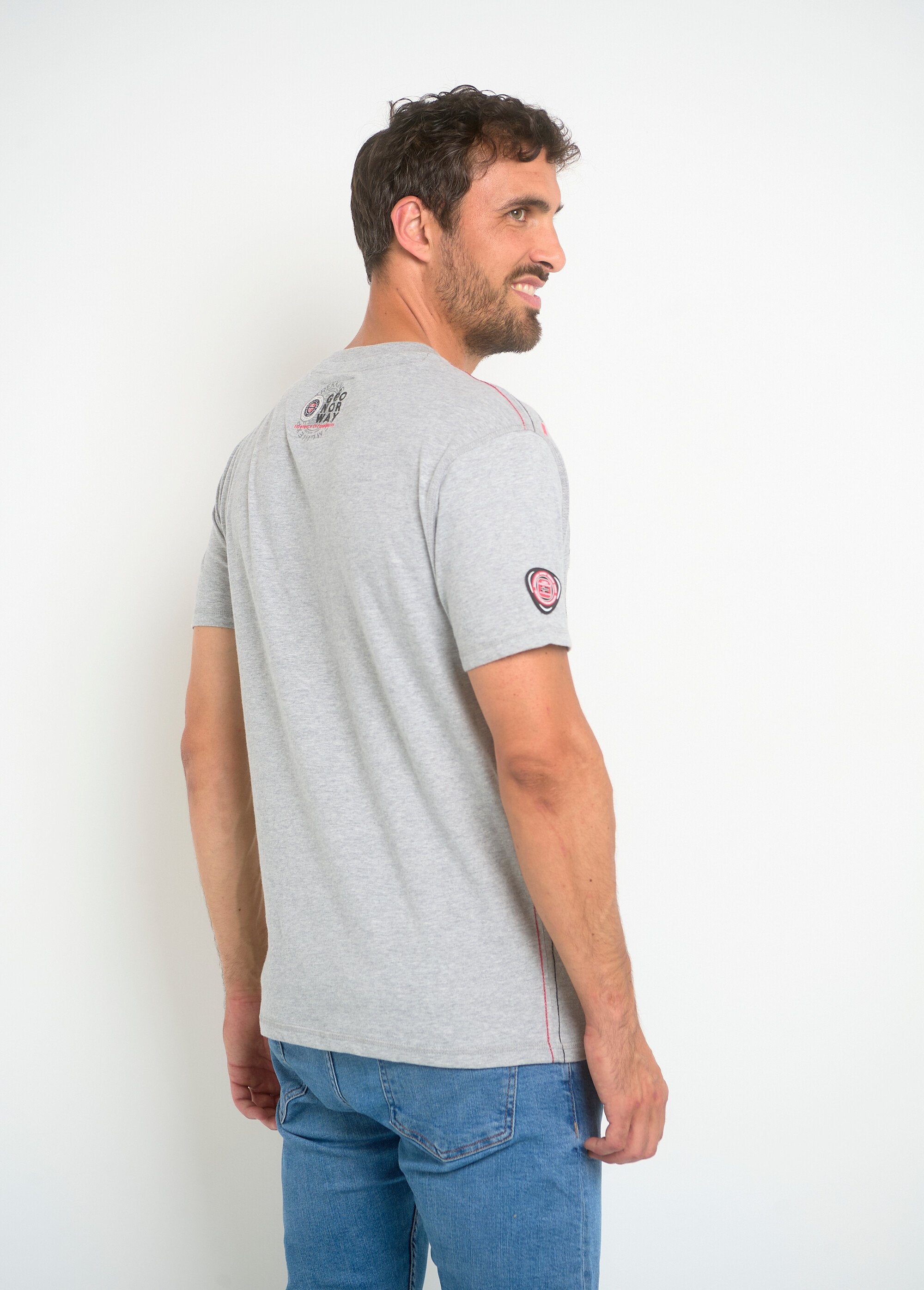 Camiseta_de_hombre_con_cuello_redondo_y_letras_Gris_DO1_slim