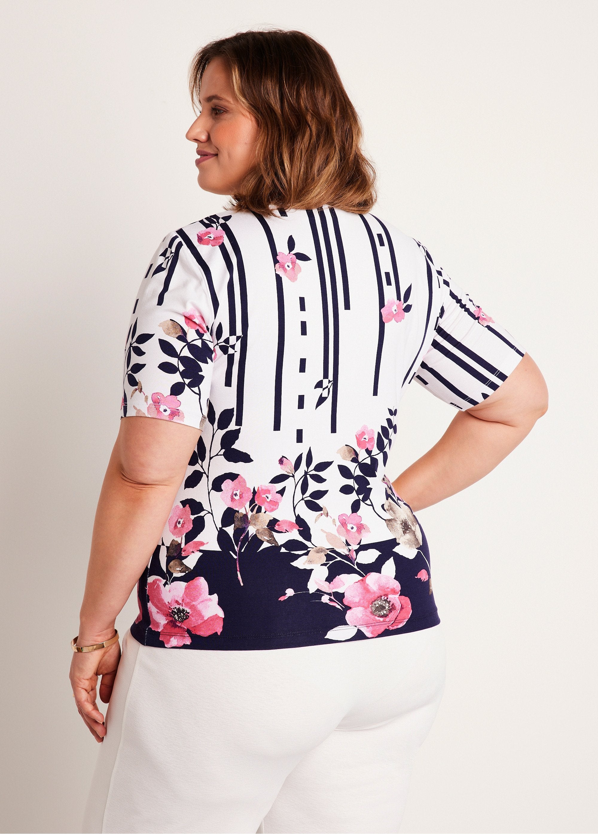 Camiseta_corta_estampada_Blanco_y_azul_marino_DO1_curvy