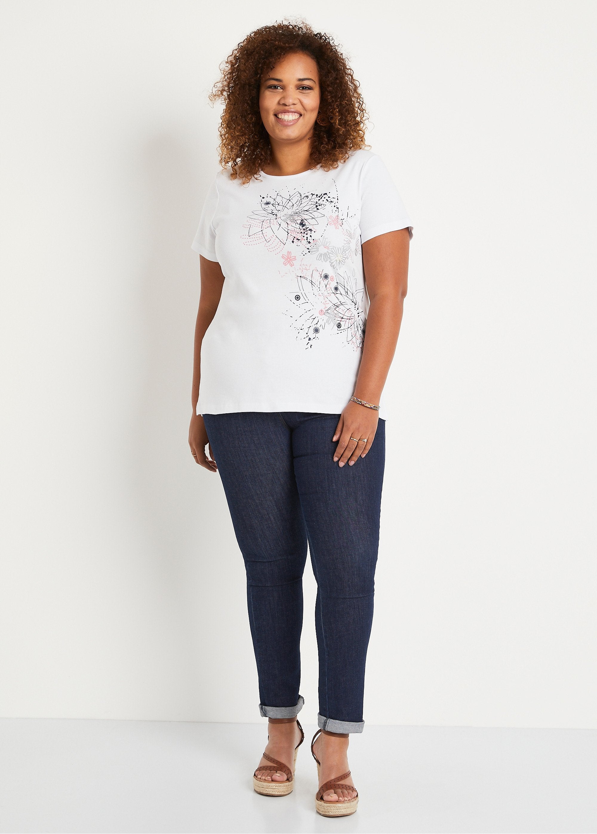 Camiseta_larga_de_estampado_floral_con_aberturas_laterales_Blanco,_Blanca_SF1_curvy