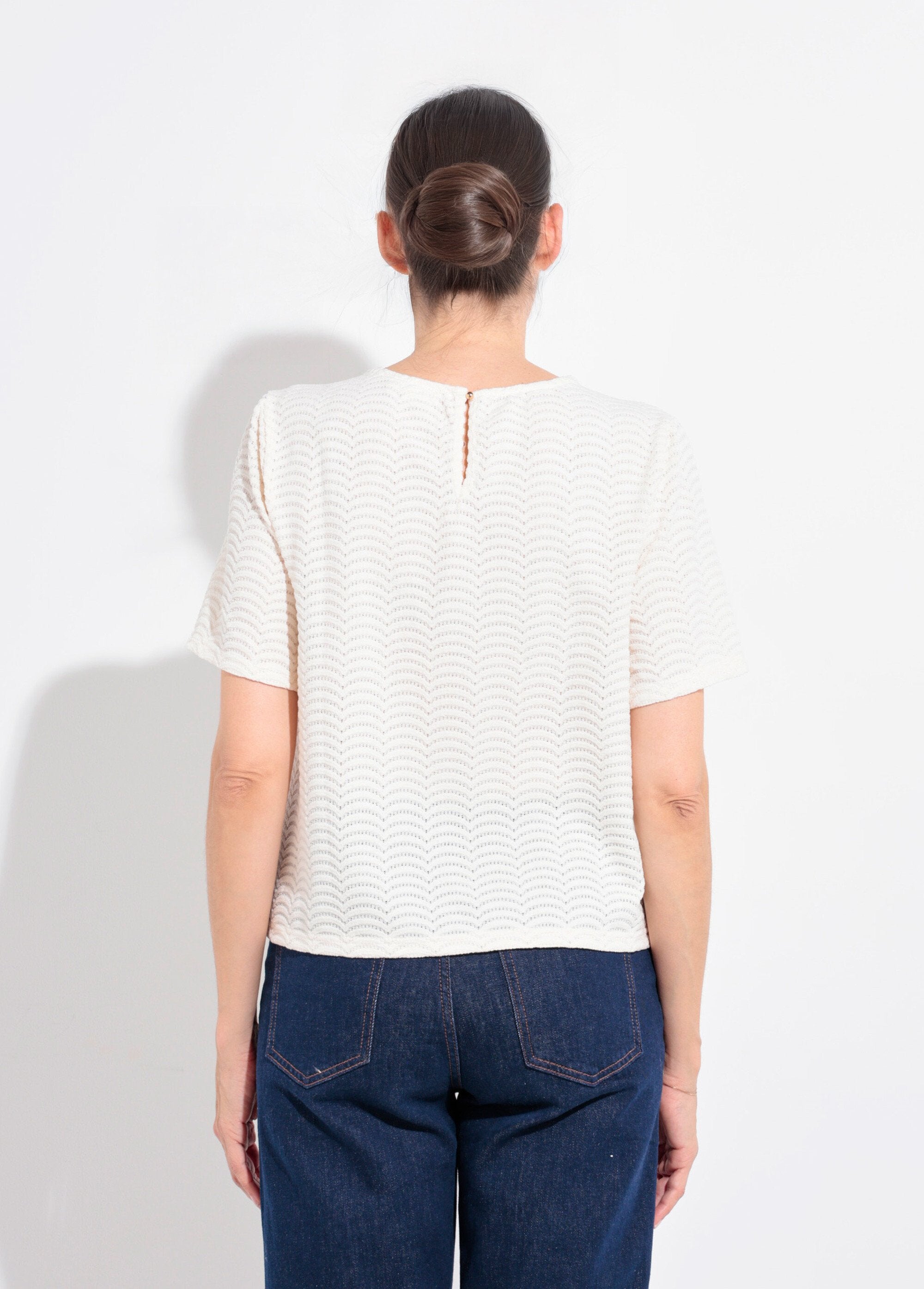 Camiseta_de_malla_con_estampado_de_escamas_en_relieve_Beige_DO1_slim