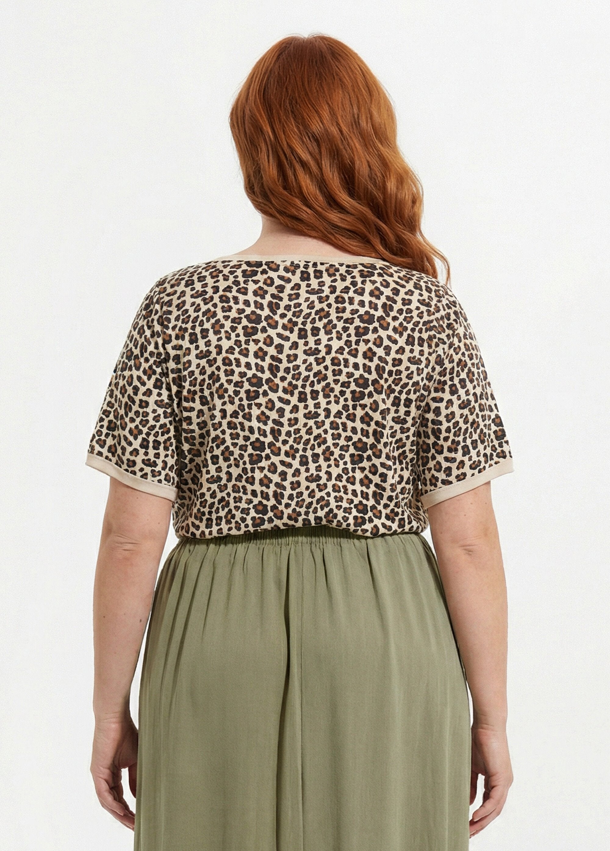 Camiseta_de_manga_corta_con_estampado_de_leopardo_Leopardo_DO1_curvy