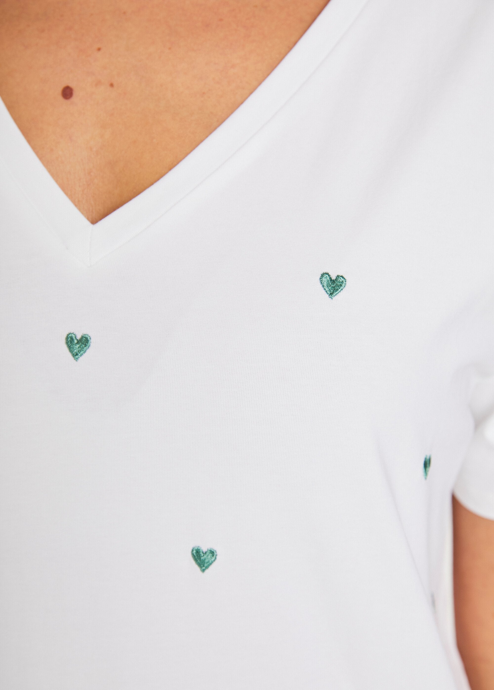 Camiseta_de_manga_corta_con_corazones_bordados_Blanc_DE2_slim