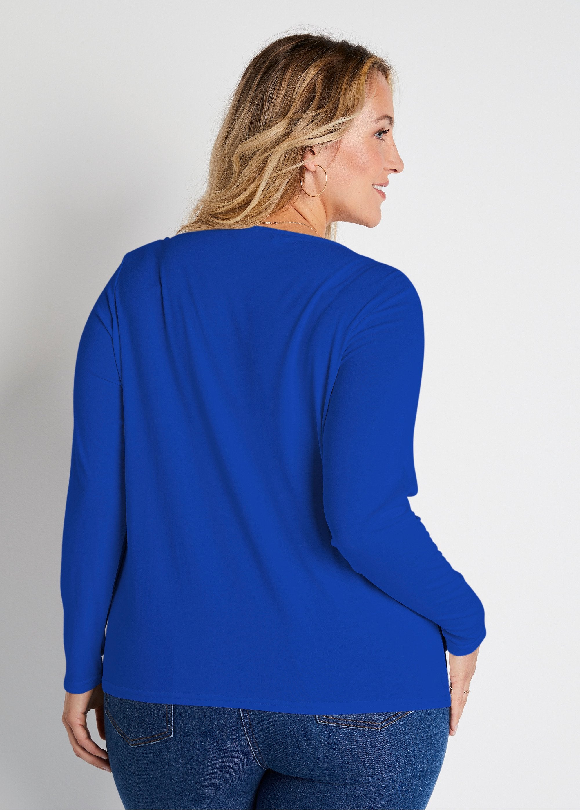 Camiseta_corta_de_encaje_con_cuello_en_V_y_manga_larga_azul_duro_DO1_curvy