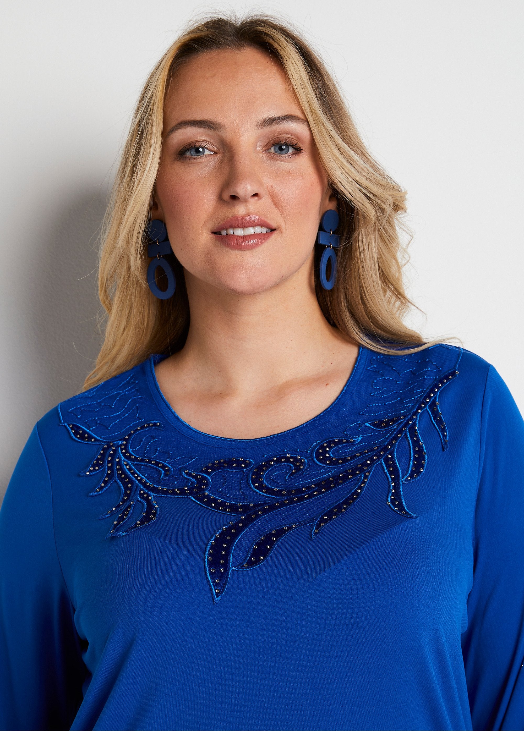 Camiseta_corta_de_rejilla_con_bordado_de_strass_y_cuello_redondo_Azul_DE1_curvy