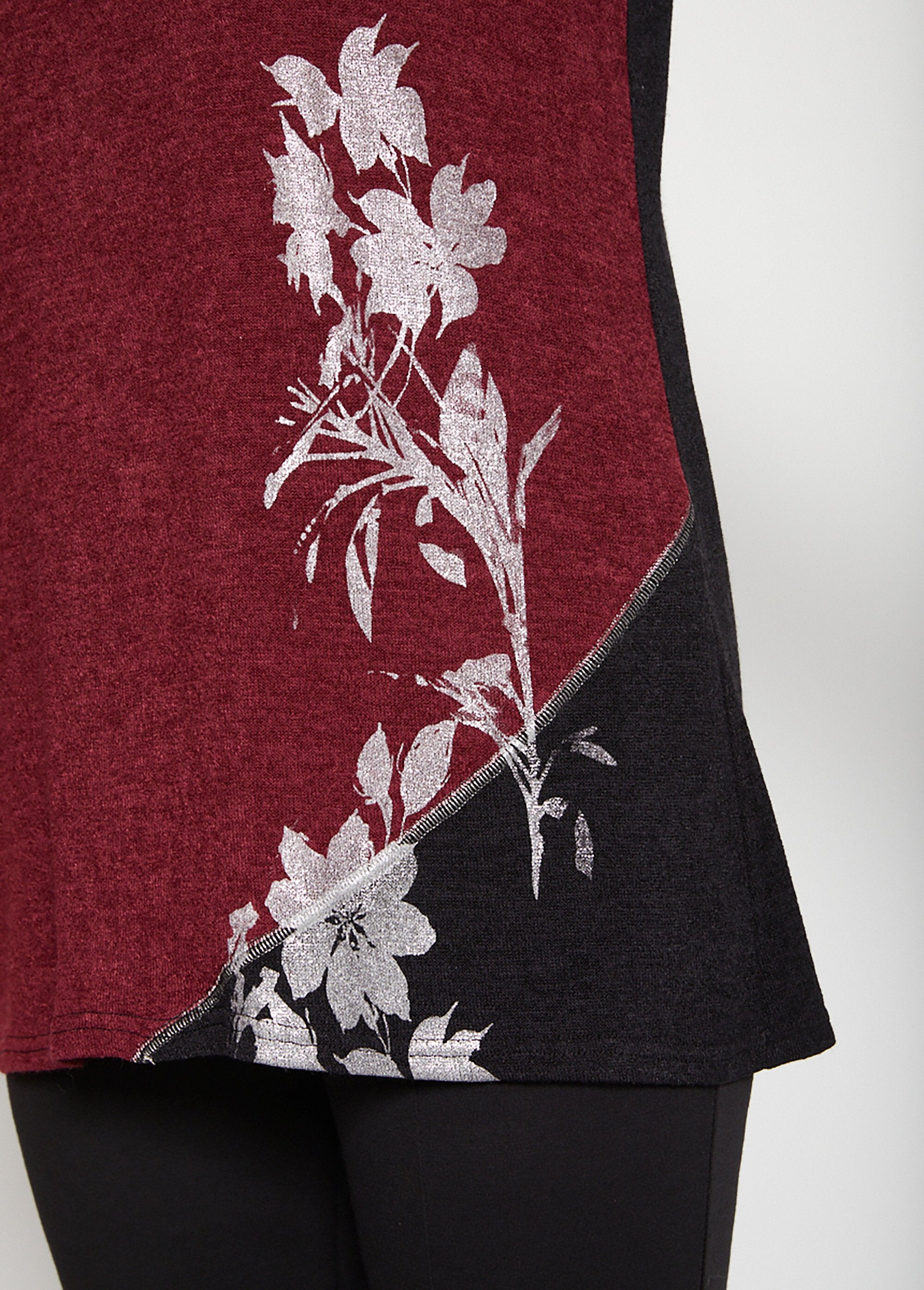 Camiseta_larga_elástica_floral_Negro_y_burdeos_DE1_curvy