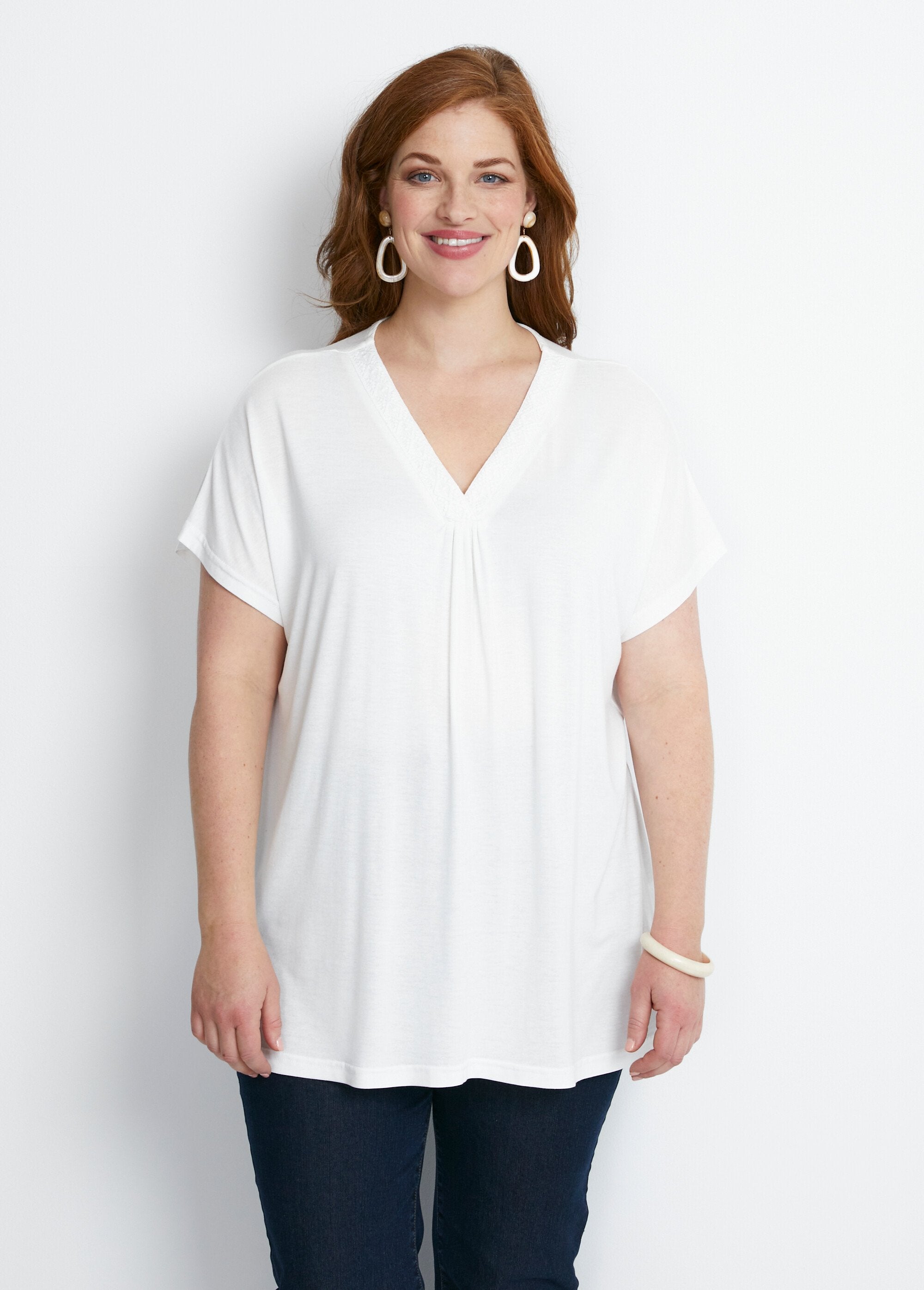 Camiseta_larga_evasé_de_encaje_Blanco,_Blanca_FA1_curvy