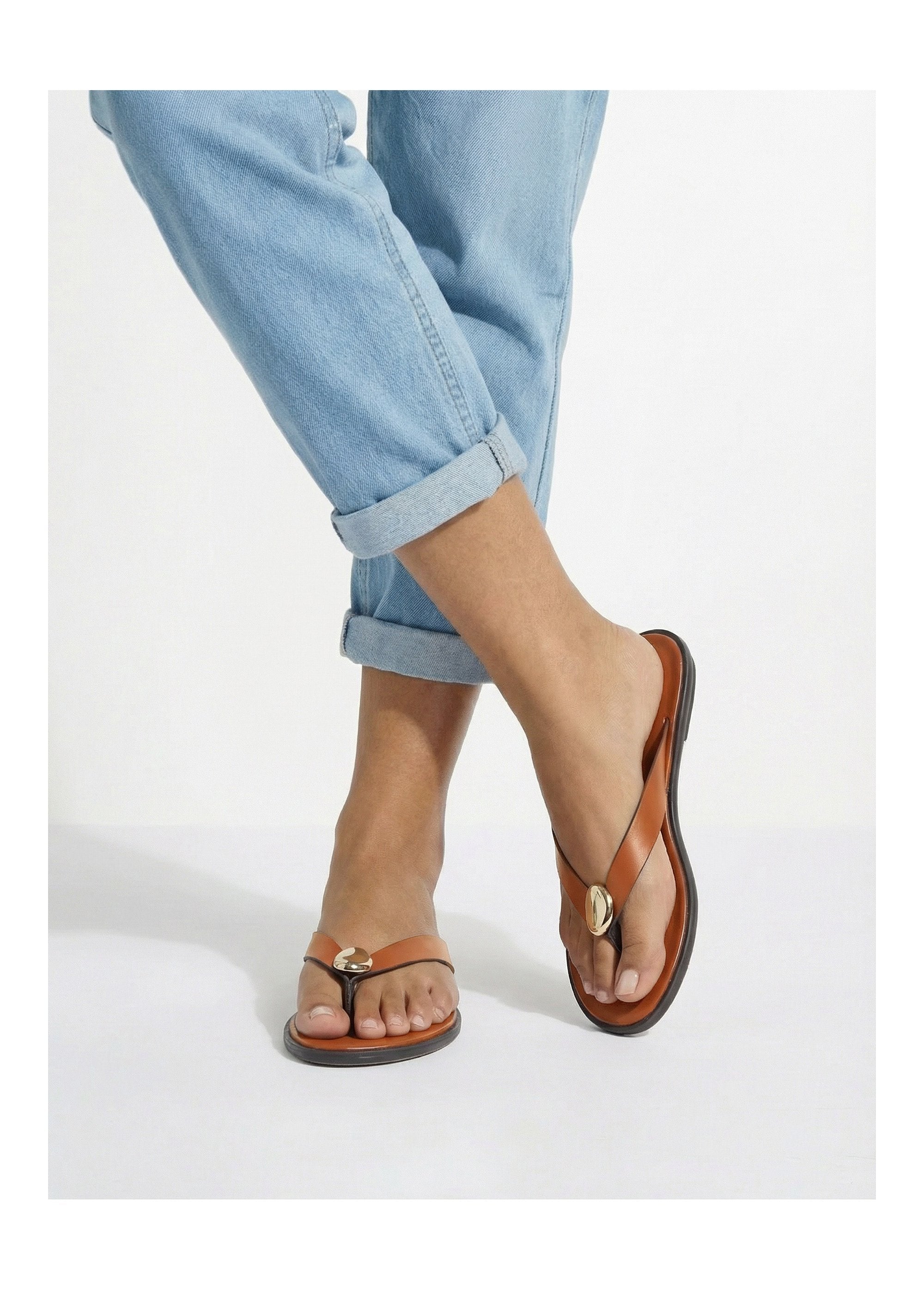 Chanclas_de_piel_sintética_con_detalle_de_joya_metálica_camello_SF1_slim