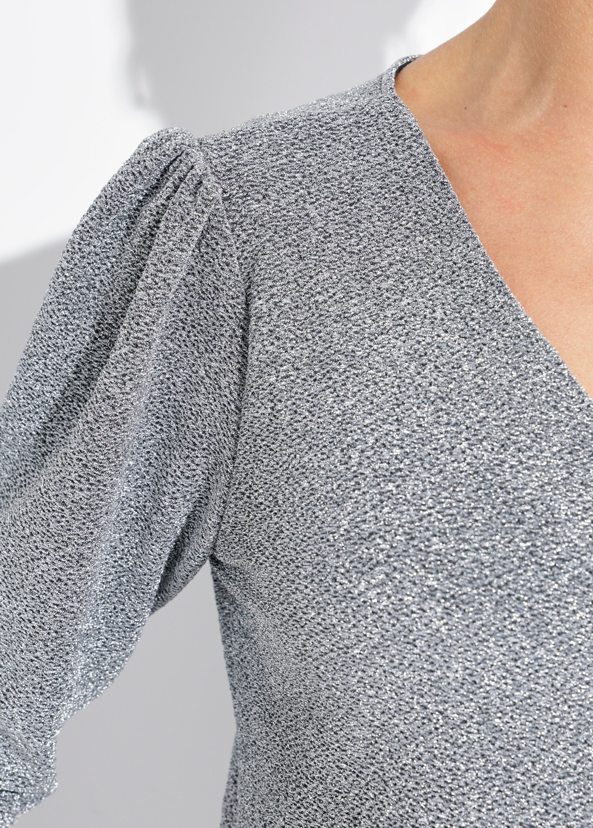 Túnica_elegante_de_punto_metalizado_con_escote_en_V_Dinero_DE2_slim