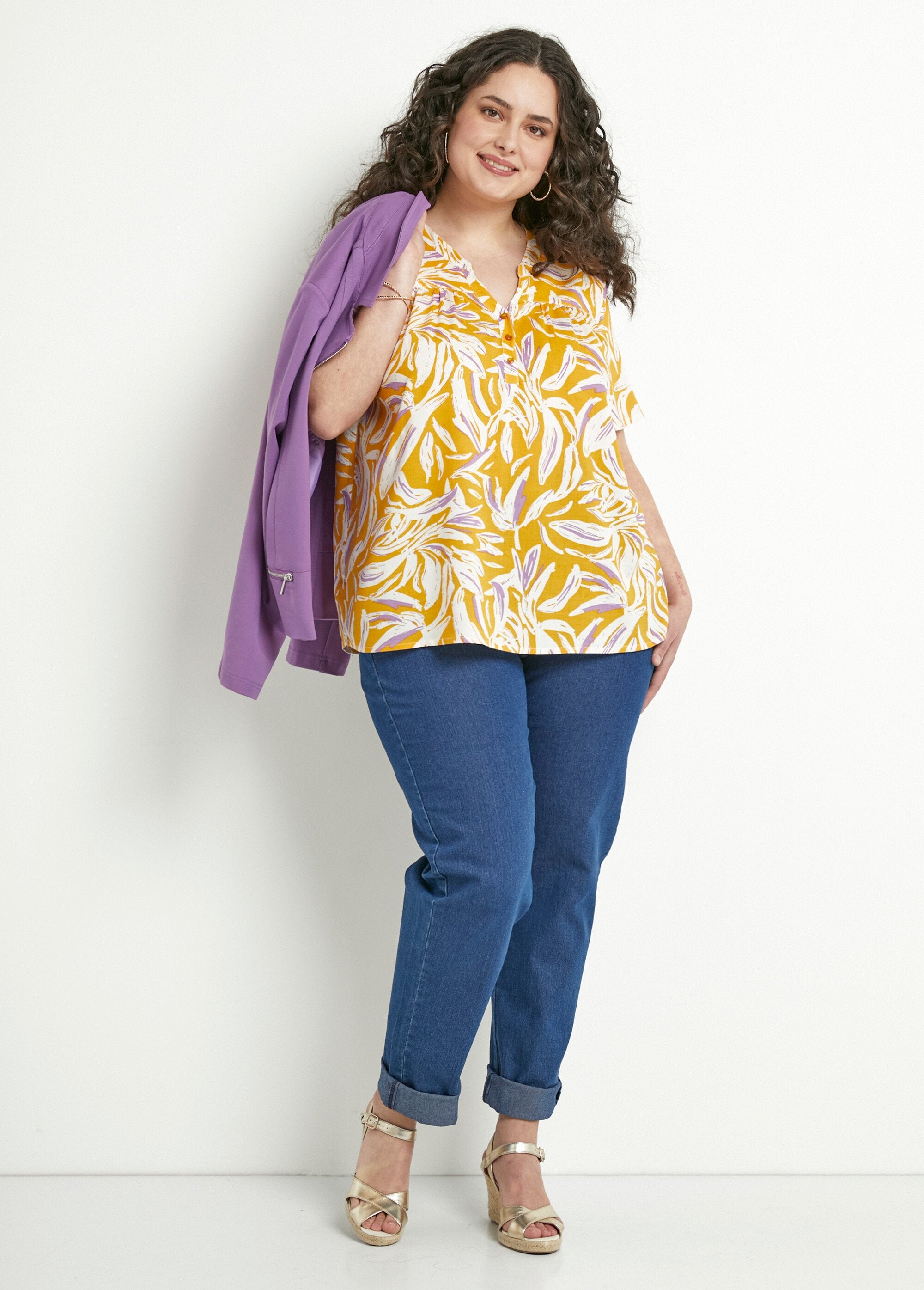 Túnica_holgada_con_cuello_en_V_y_botones_estampados_amarillo_y_blanco_SF1_curvy