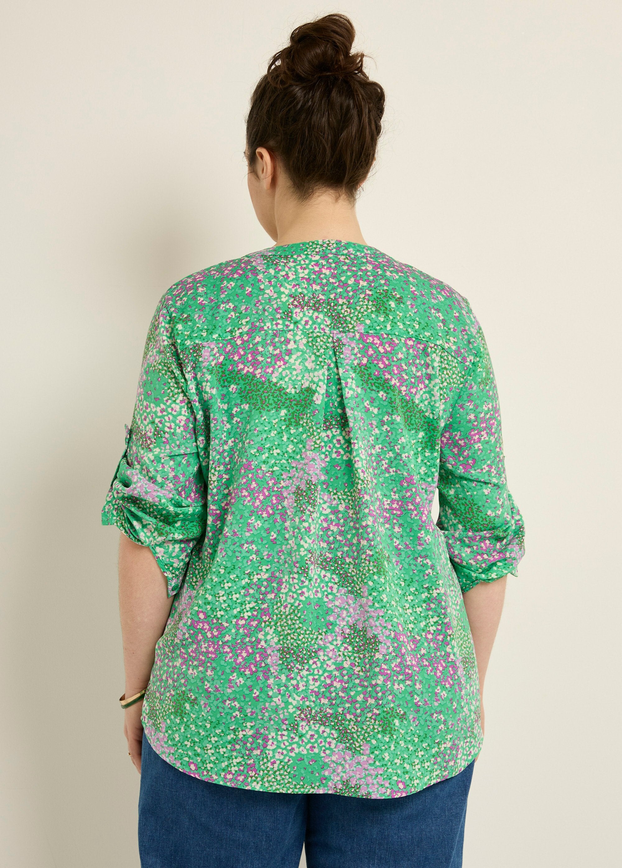 Túnica_floral_de_manga_larga_con_cuello_en_V_Estampados_verdes_DO1_curvy