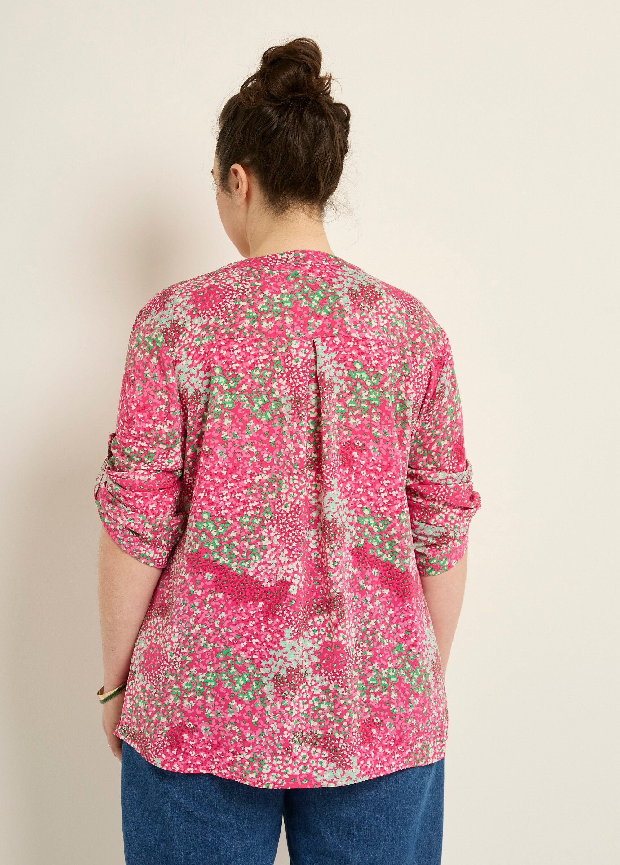 Túnica_floral_de_manga_larga_con_cuello_en_V_Estampados_de_rosas_DO1_curvy
