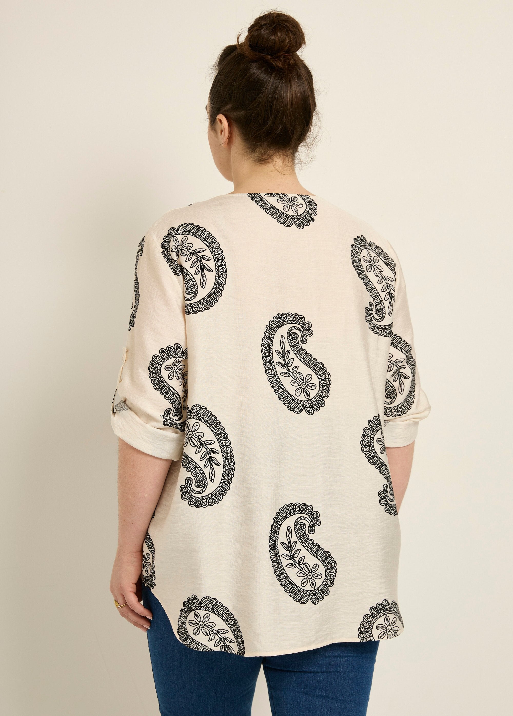 Túnica_con_estampado_étnico,_mangas_largas._Crudo_DO1_curvy