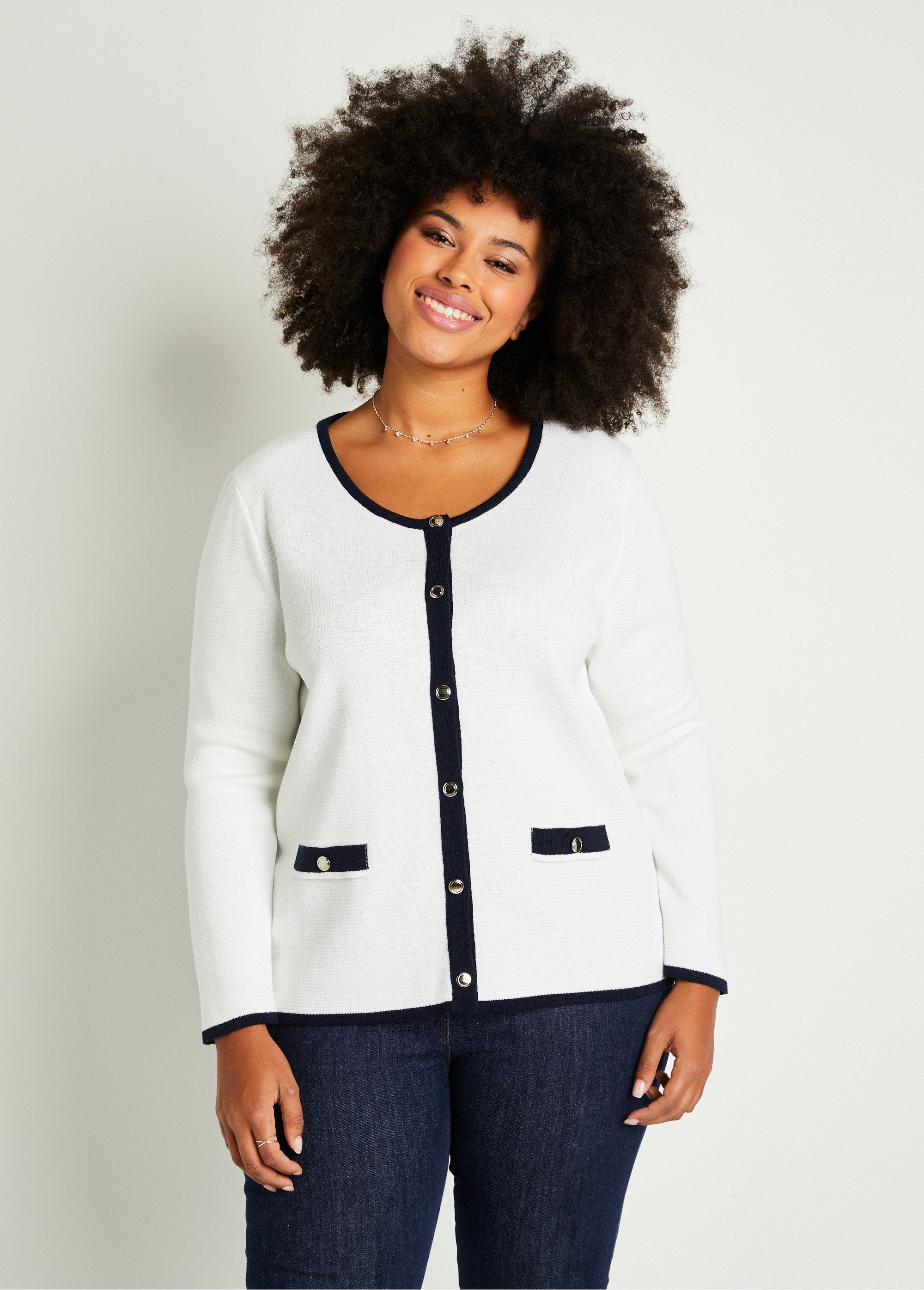 Chaqueta_tipo_cárdigan_con_botones_Blanco_y_azul_marino_FA1_curvy