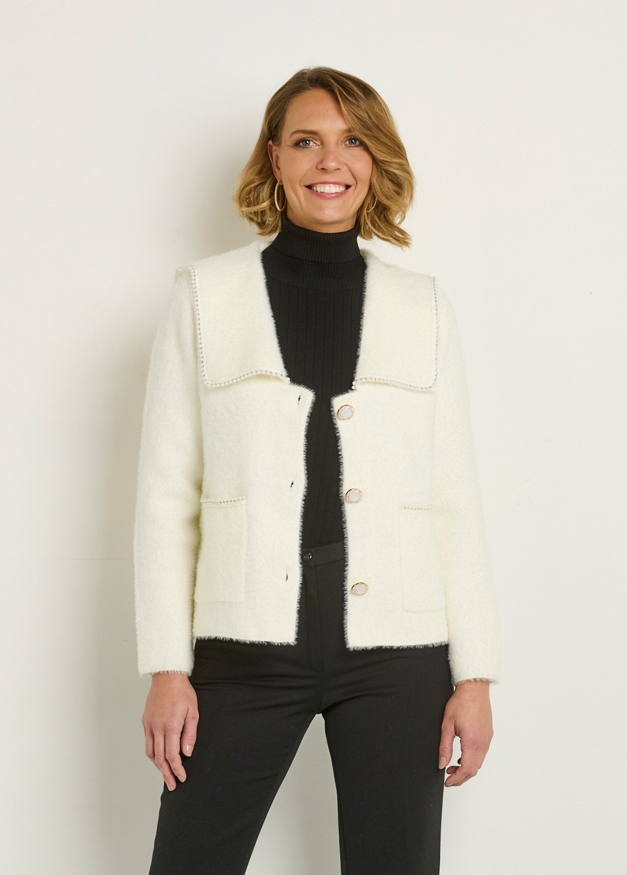 Chaqueta_de_punto_con_cuello_en_V_y_detalles_chic_Blanco,_Blanca_FA1_slim