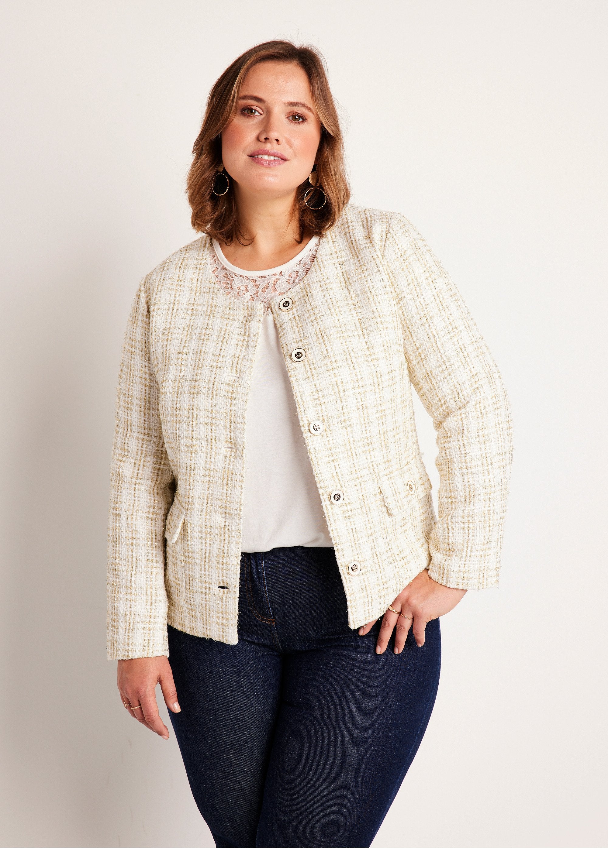 Chaqueta_corta_sin_cuello_en_tejido_efecto_tweed_Natural_y_dorado_FA1_curvy