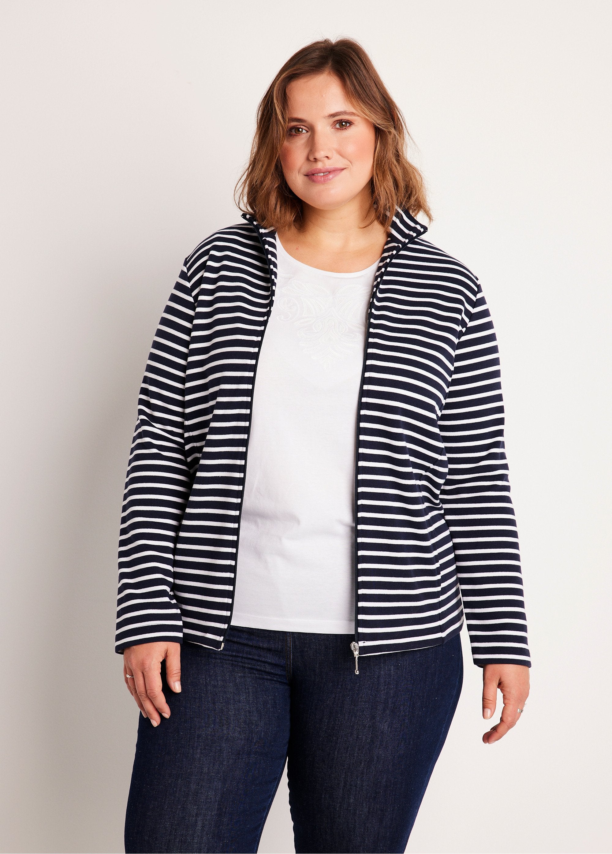 Chaqueta_lounge_con_cuello_alto_Raya_azul_marino_FA2_curvy