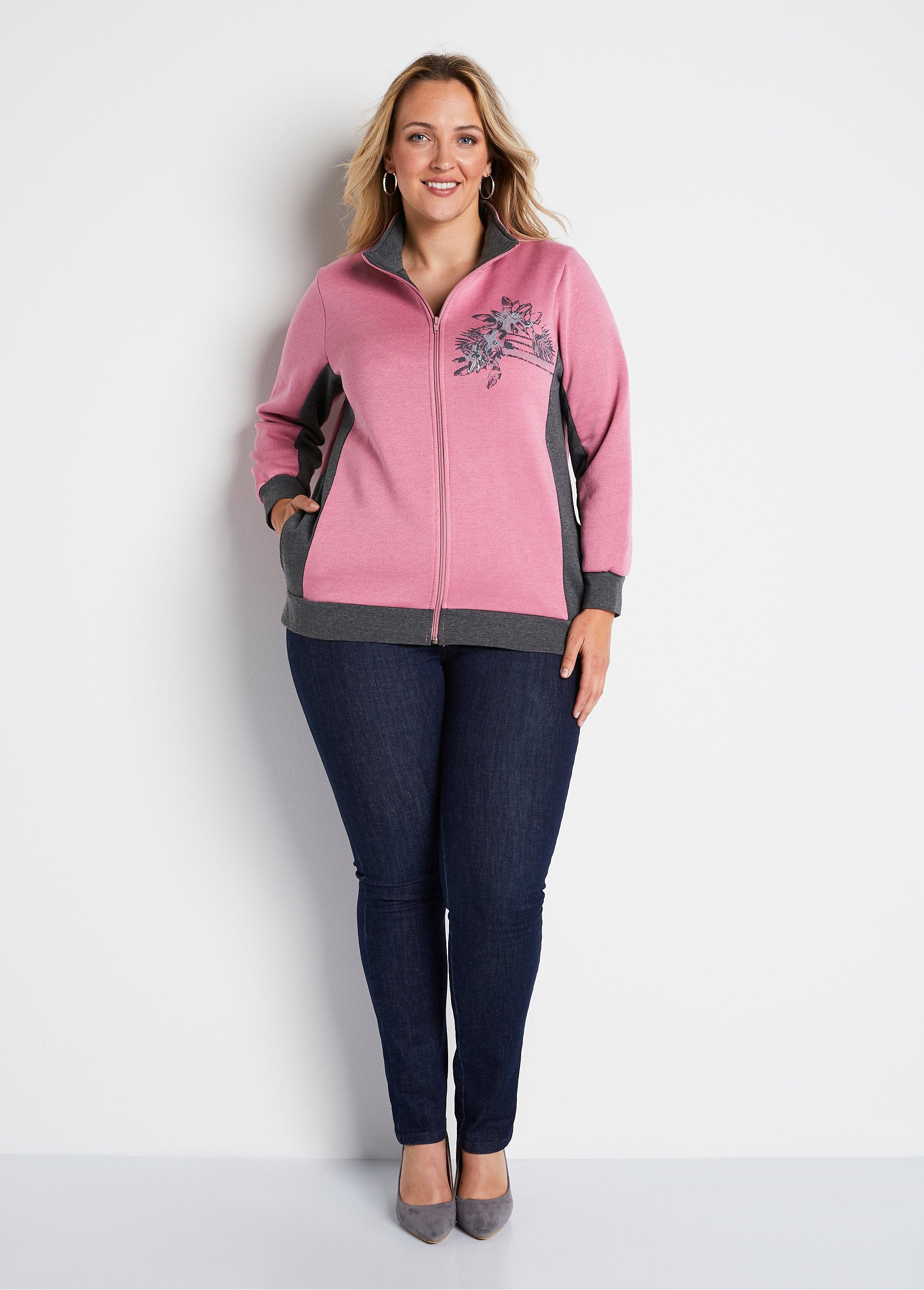 Chaqueta_jogging_polar_con_purpurina_y_cremallera_rosa_y_gris_SF1_curvy