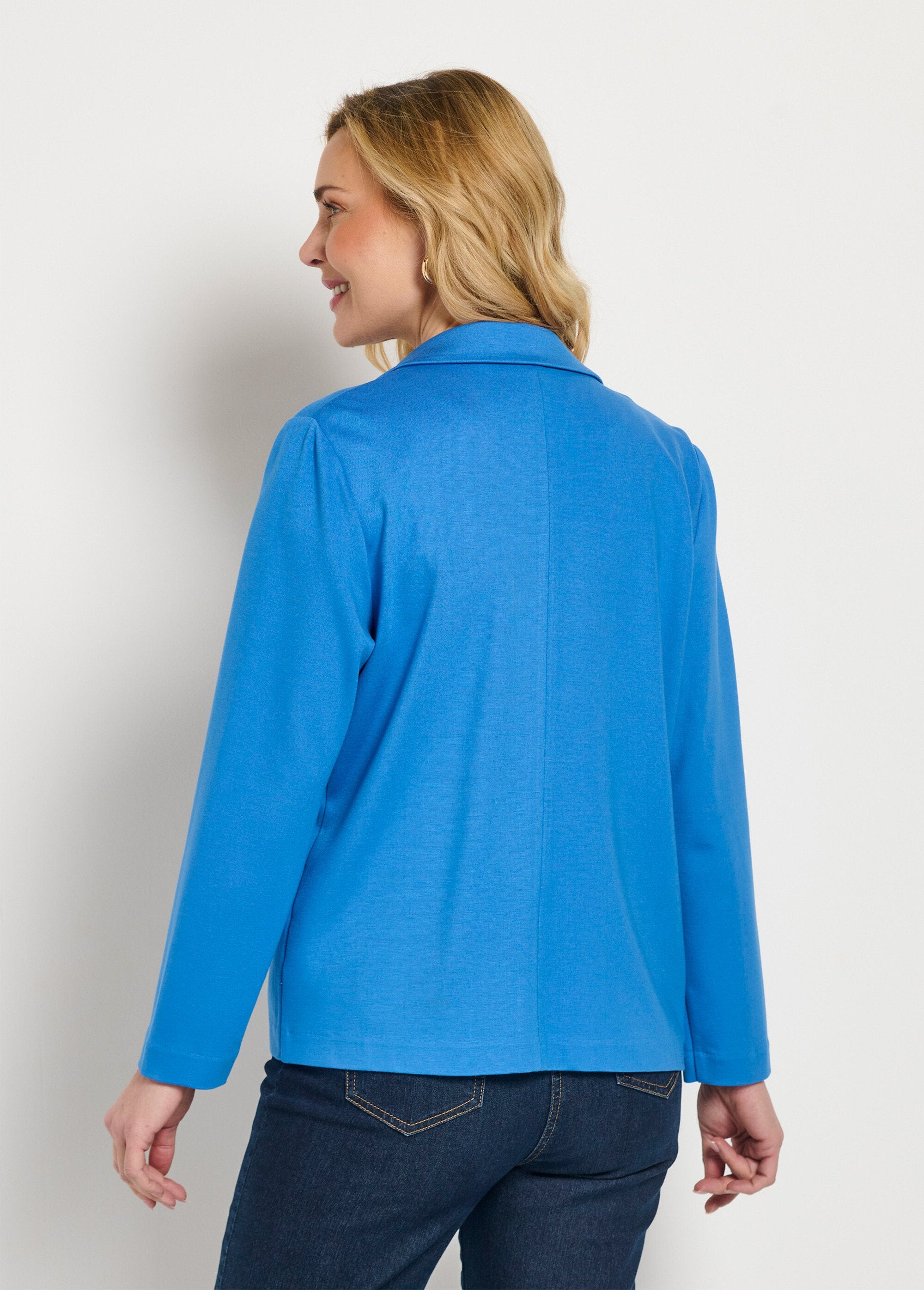 Chaqueta_recta_con_botones_en_punto_Milano_liso_Mikonos_azul_DO1_slim