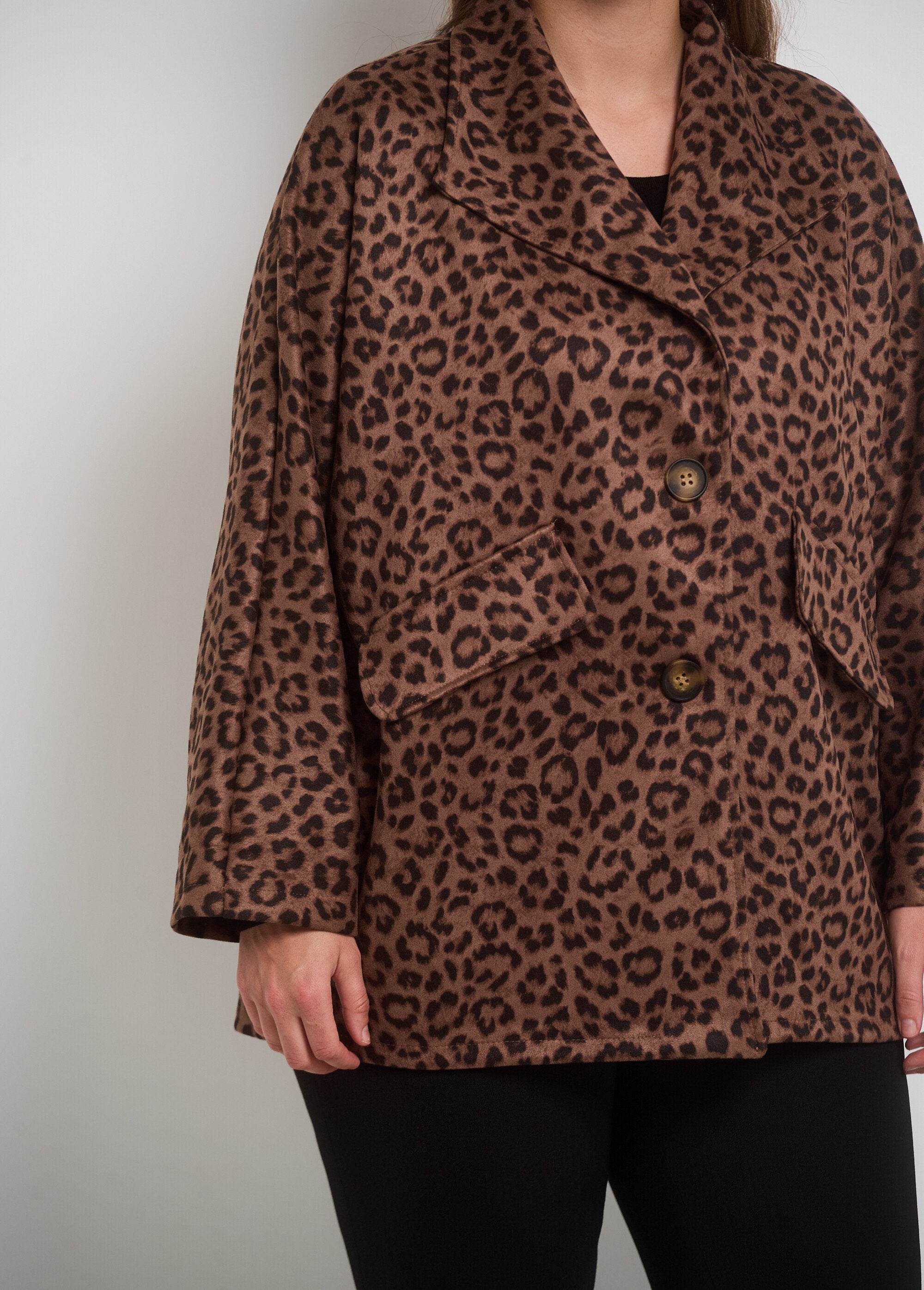 Chaqueta_larga_de_ante_con_estampado_de_leopardo_Estampado_beige_DE2_curvy