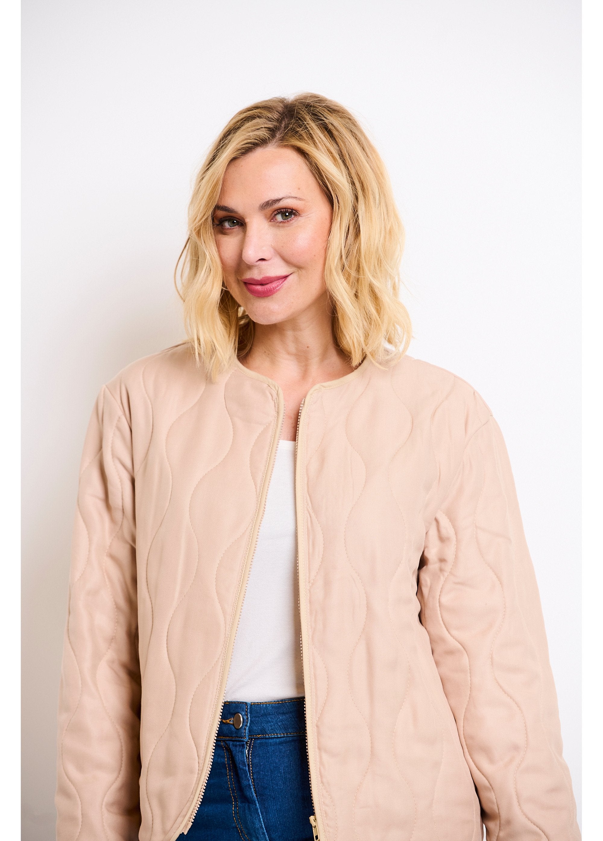 Chaqueta_corta_lisa_acolchada_con_cremallera_y_cuello_redondo_Beige_DE1_slim